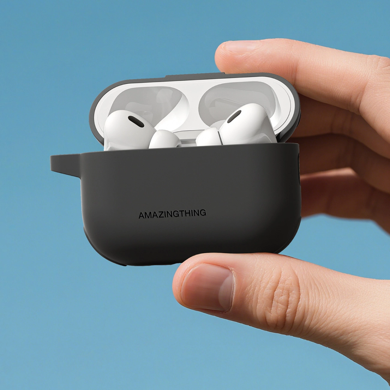 Una mano tiene in mano una custodia nera aperta con auricolari bianchi su sfondo blu.