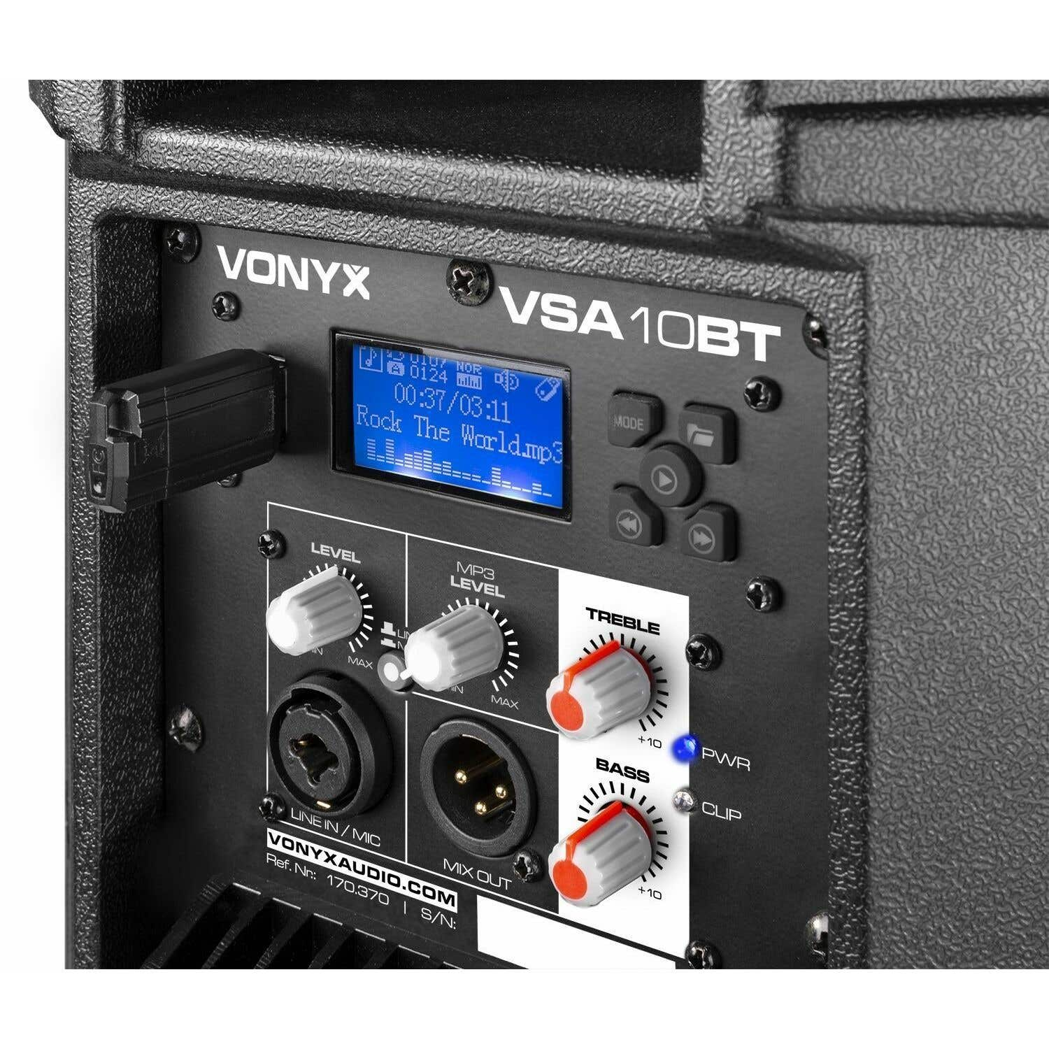 Panel de control de un altavoz Vonyx VSA10BT con perillas, puertos, una pantalla y un lápiz USB insertado.