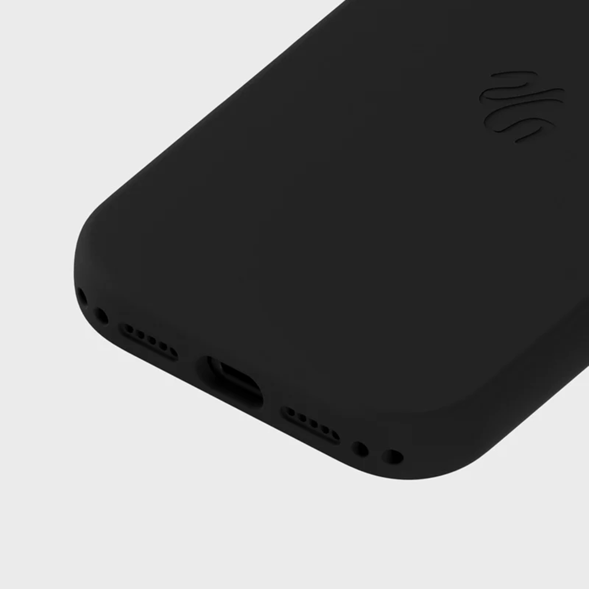 Primo piano della parte inferiore di una custodia nera per smartphone con griglie per altoparlanti e porta di ricarica.