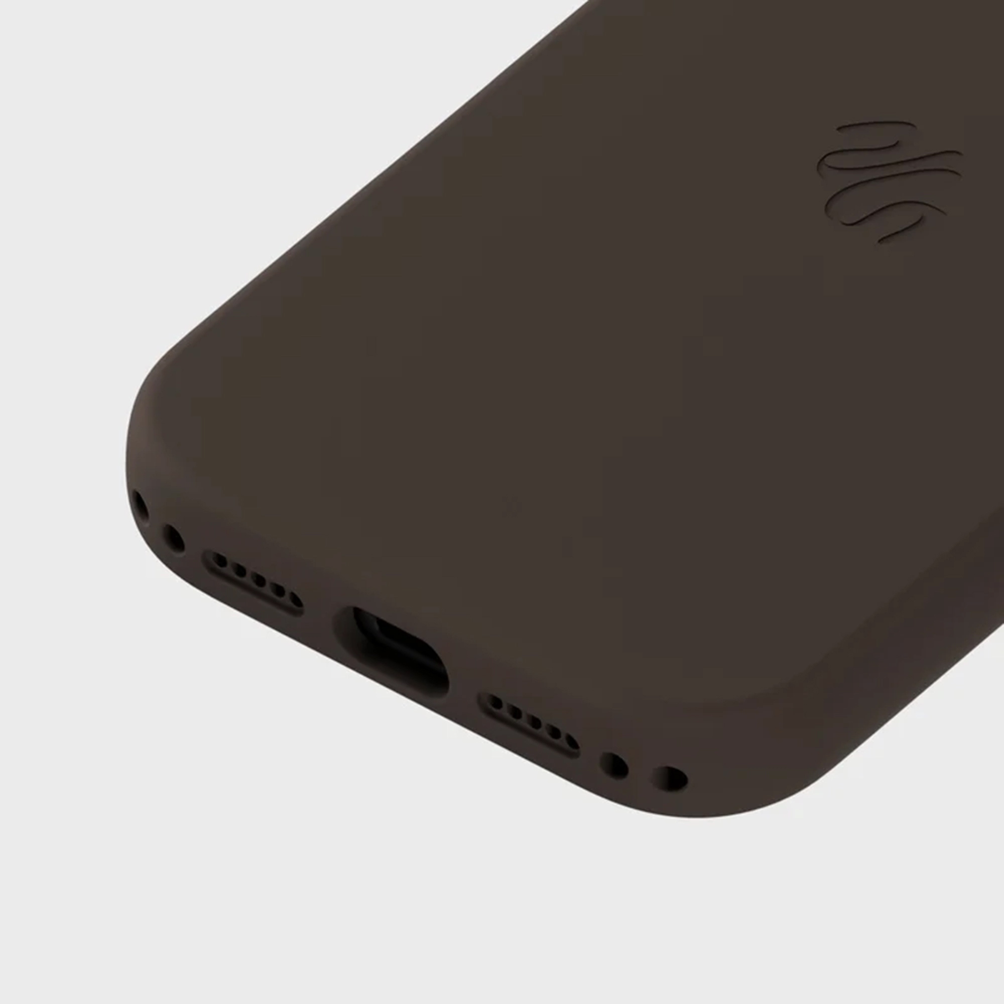 Vista inferiore di una custodia per smartphone marrone scuro con griglie per altoparlanti e porta di ricarica su sfondo grigio.