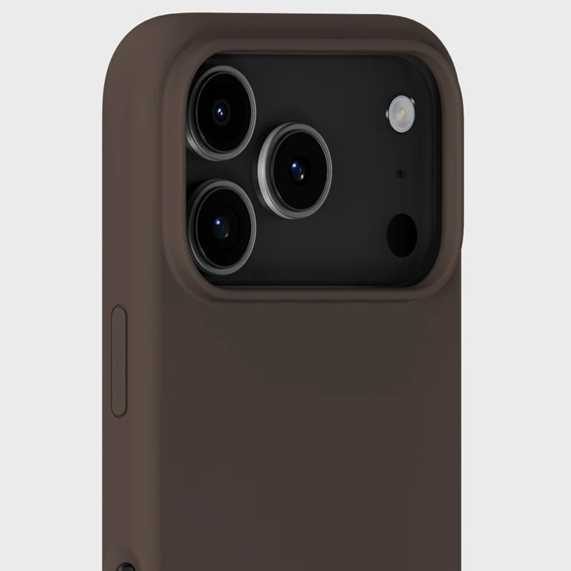 Retro di uno smartphone in una cover protettiva marrone con modulo fotocamera visibile su sfondo chiaro.