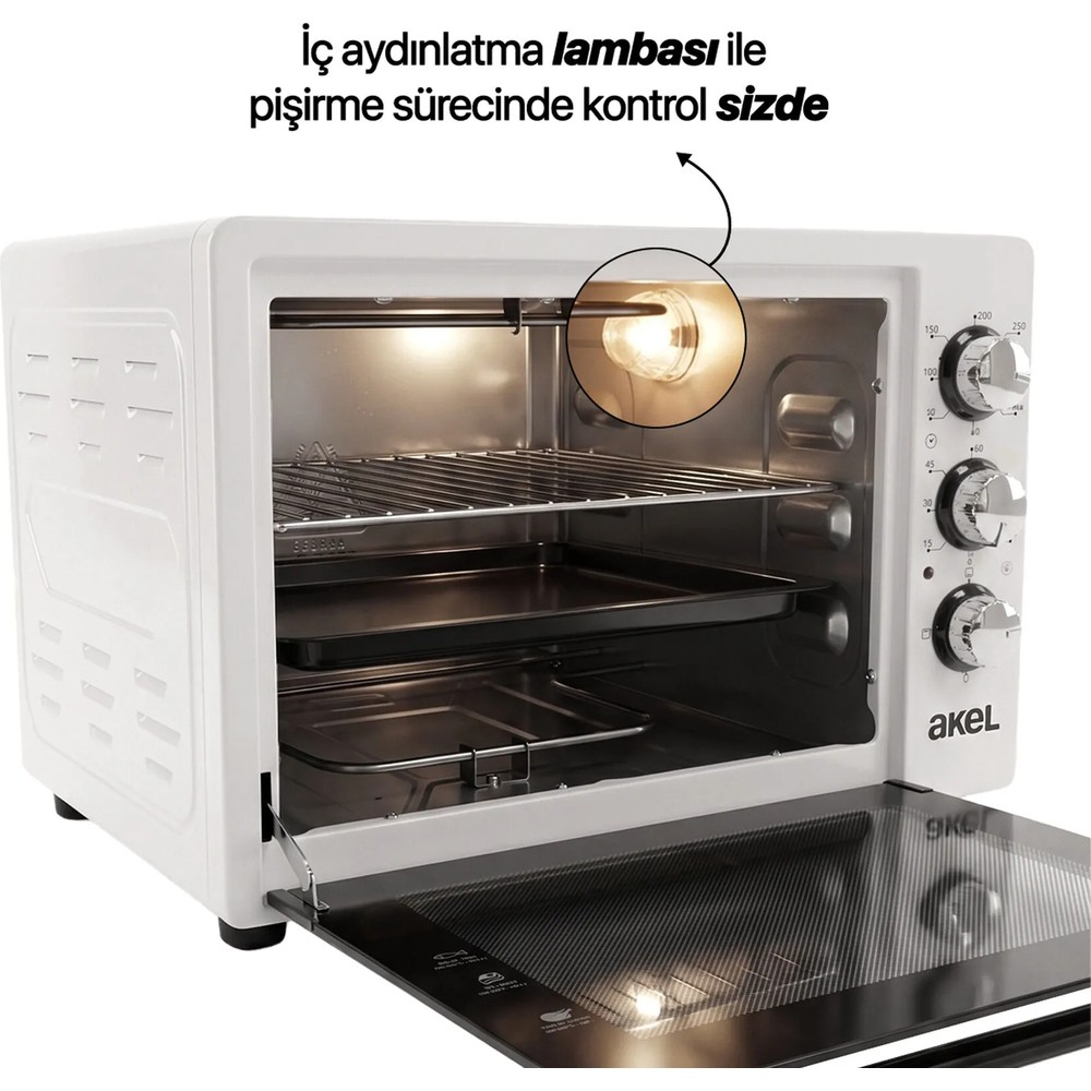 İç lamba detaylı açık kapaklı beyaz mini fırın, raf ve tepsi ile.