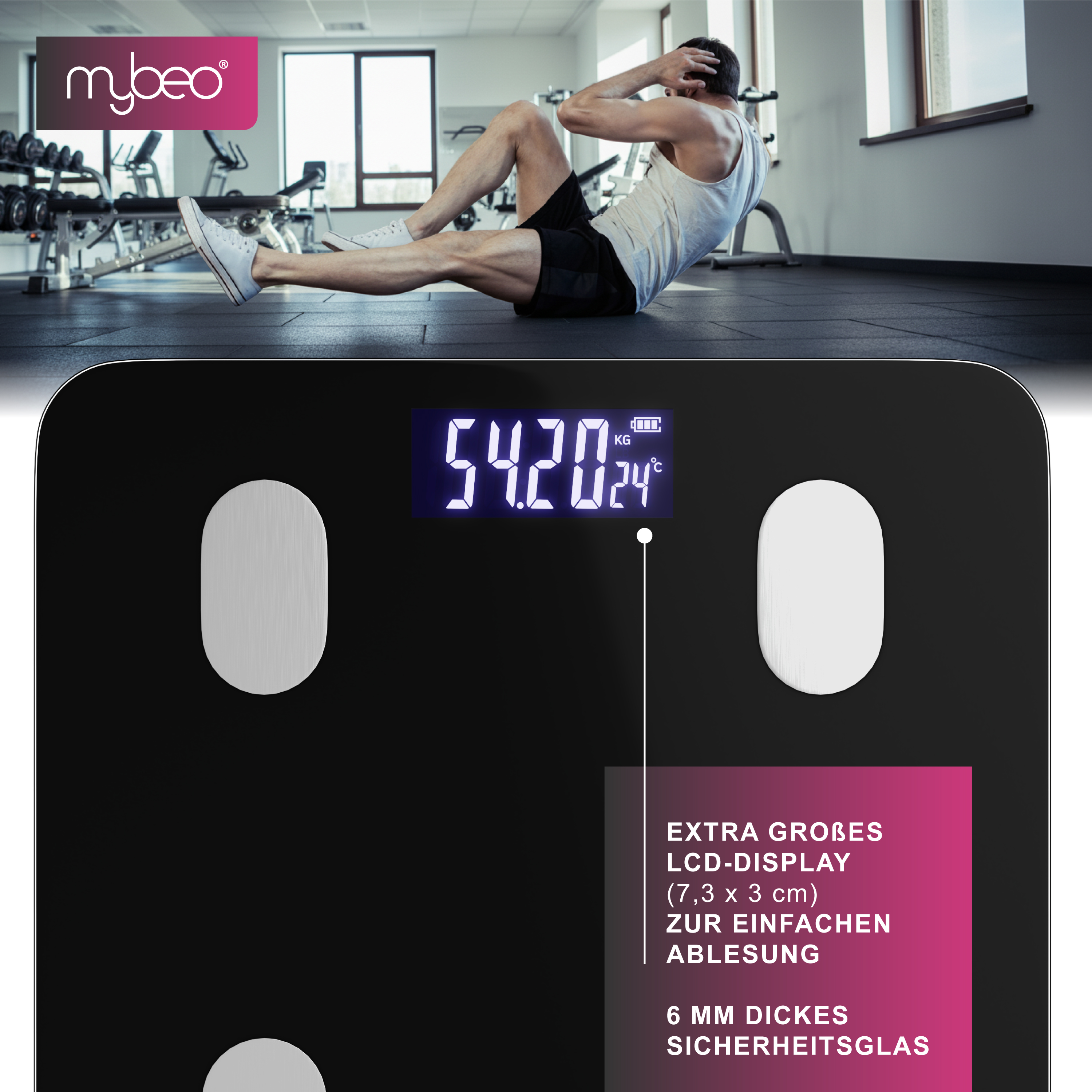 Eine schwarze Körperfettwaage mit LCD-Display zeigt 54,20 kg; im Hintergrund trainiert ein Mann im Fitnessstudio.