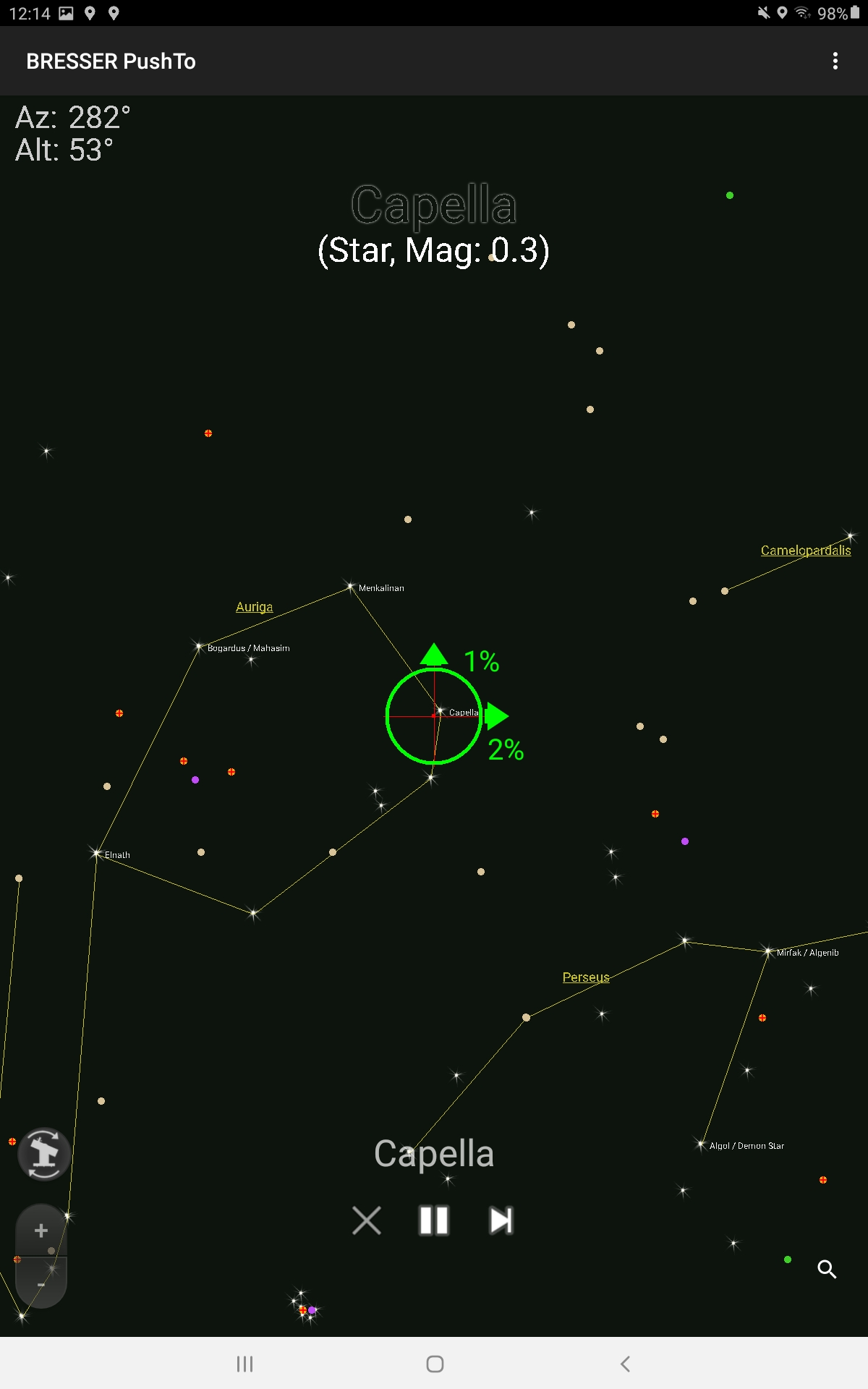 Interfaz de app astronómica mostrando la estrella Capella con flechas de navegación, constelaciones y coordenadas.