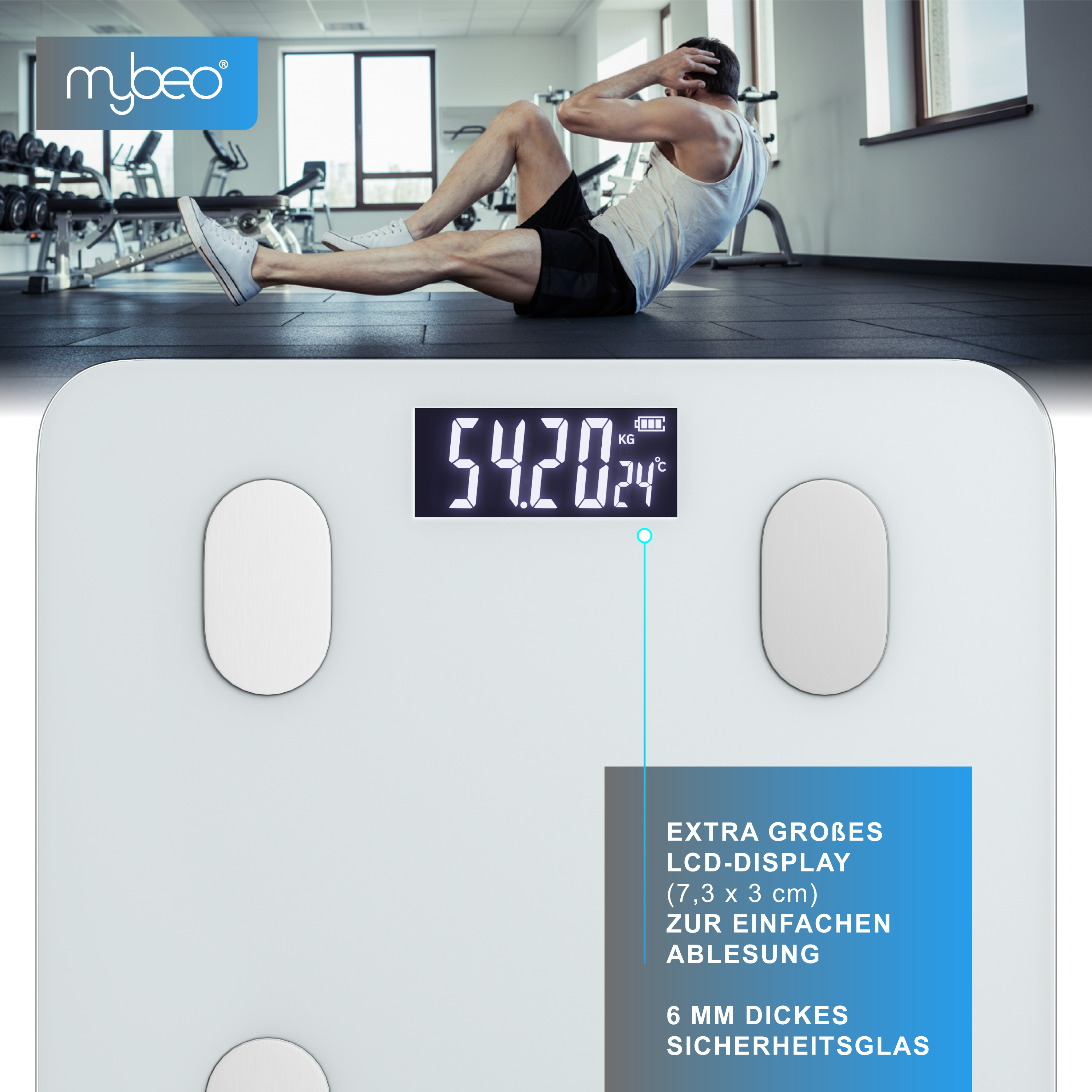 Digitale Personenwaage mit großem LCD-Display und Sicherheitsglas, darüber ein Mann beim Fitnesstraining.