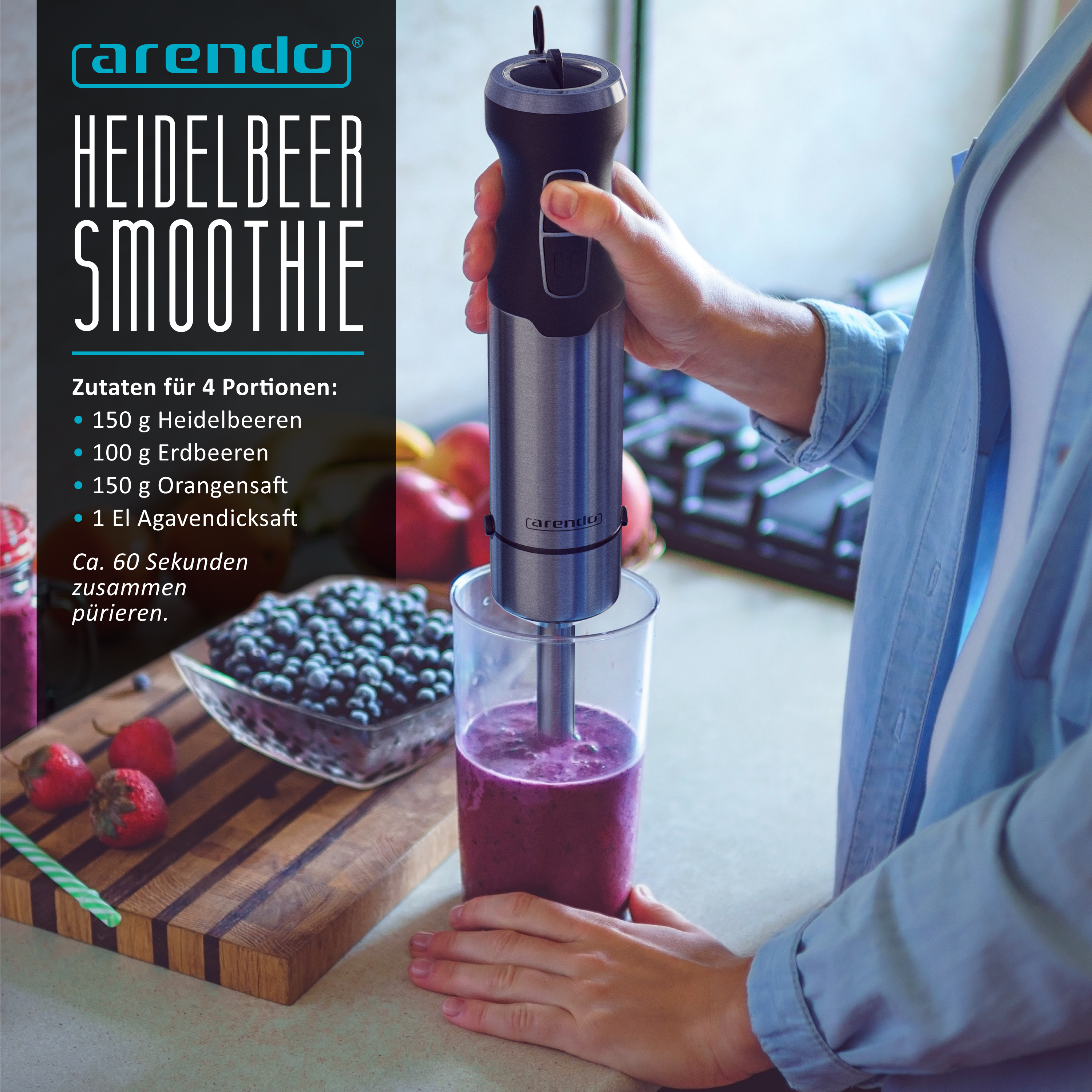 Hand nutzt einen Stabmixer für einen Heidelbeer-Smoothie in der Küche.