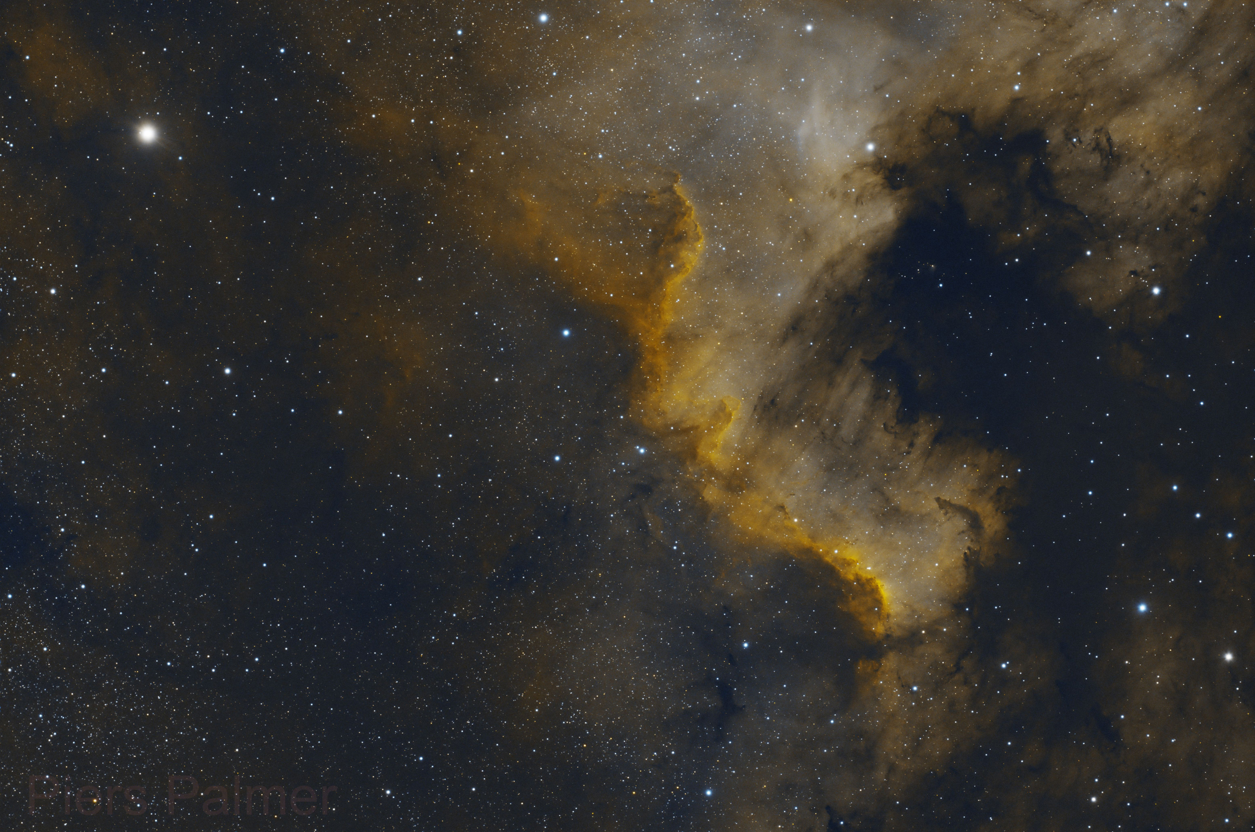 Una vista impresionante del espacio profundo con estrellas brillantes y nebulosas doradas sobre un fondo oscuro.