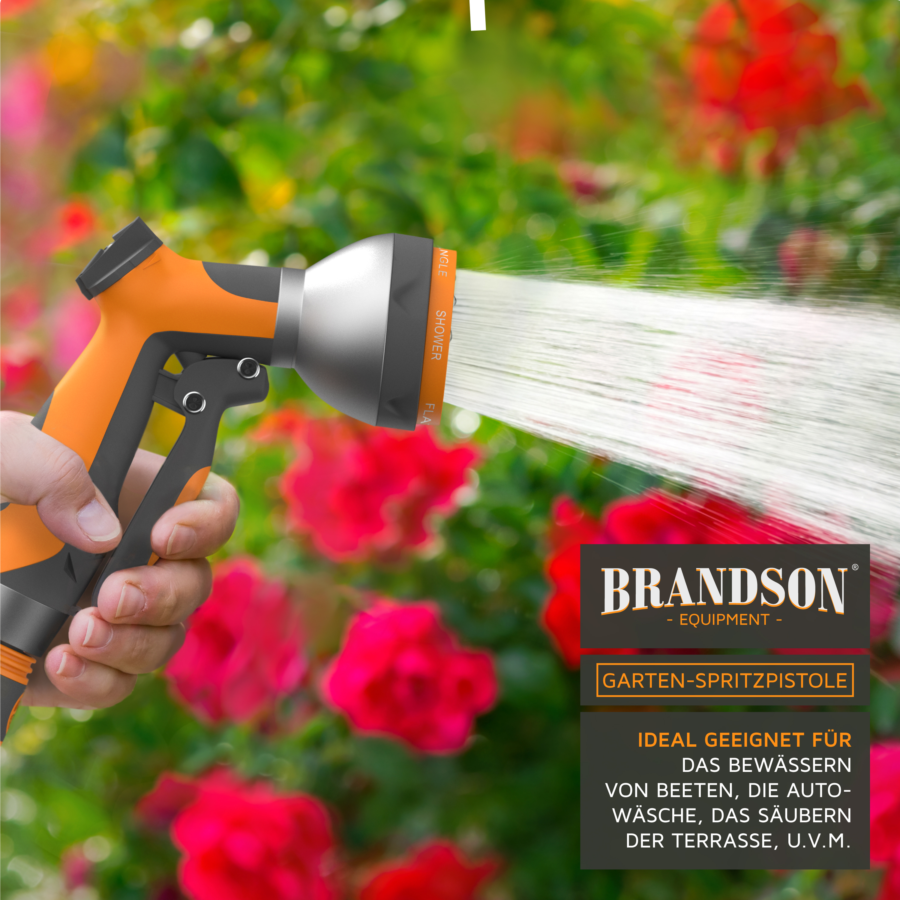 Eine handgehaltene orangenschwarze Brandson Garten-Spritzpistole sprüht Wasser vor einem Hintergrund roter Rosen.