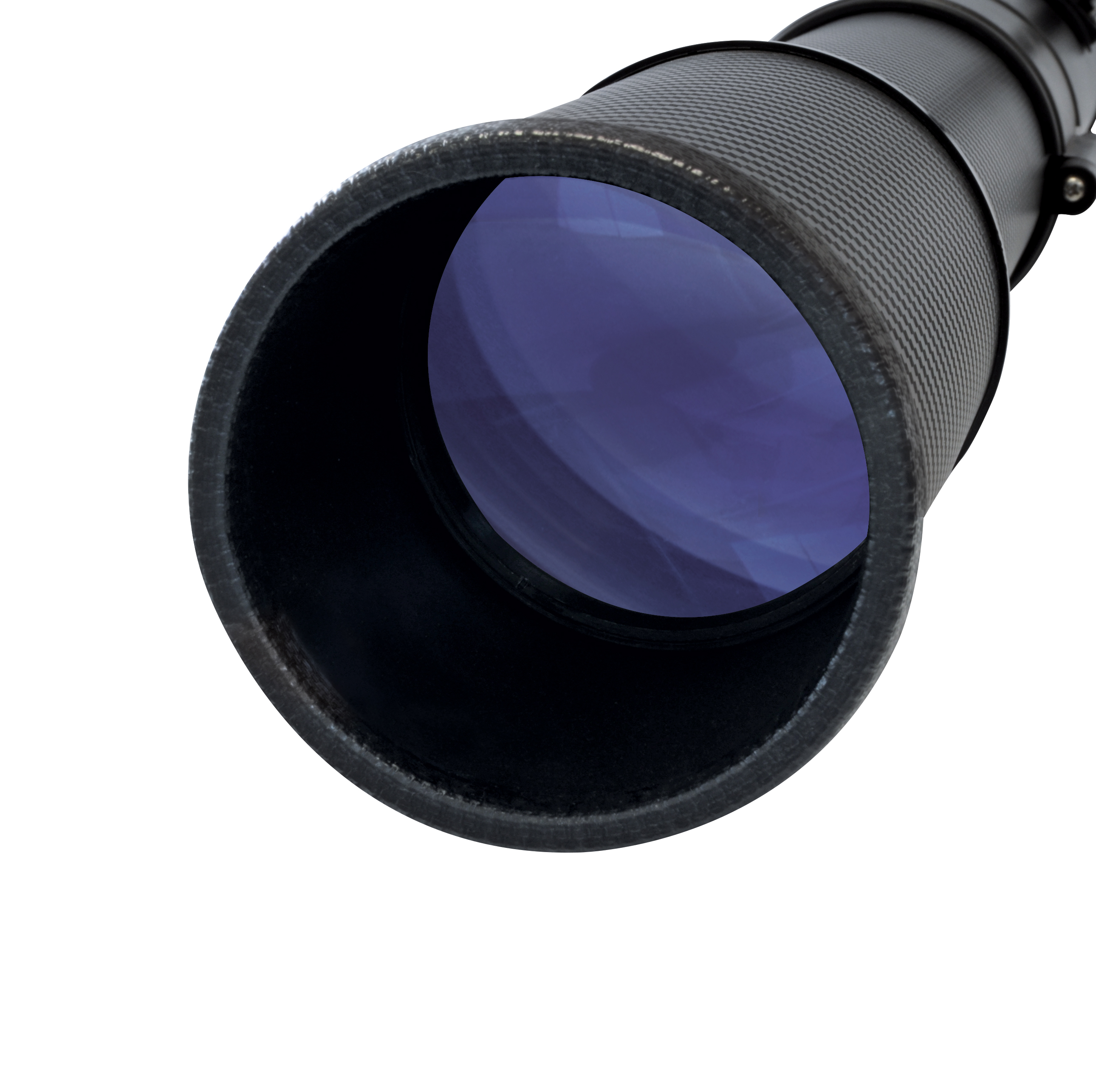 Un telescopio negro largo con una lente grande de revestimiento azul, aislado sobre fondo blanco.