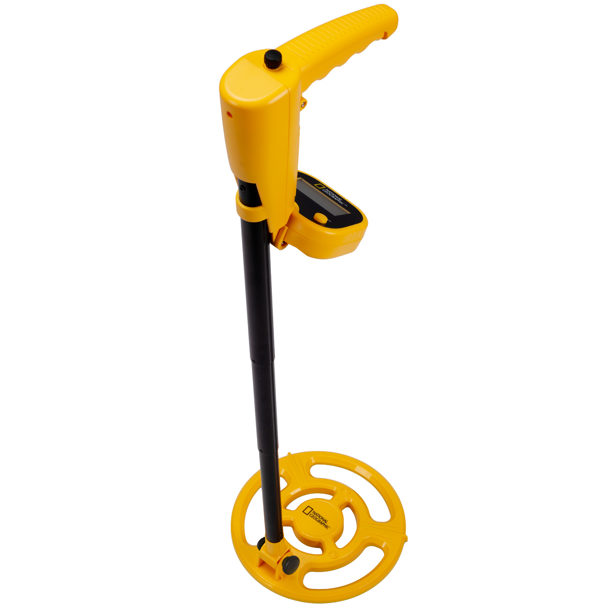 Un detector de metales amarillo y negro con asa, pantalla, tubo negro y bobina redonda sobre fondo blanco.