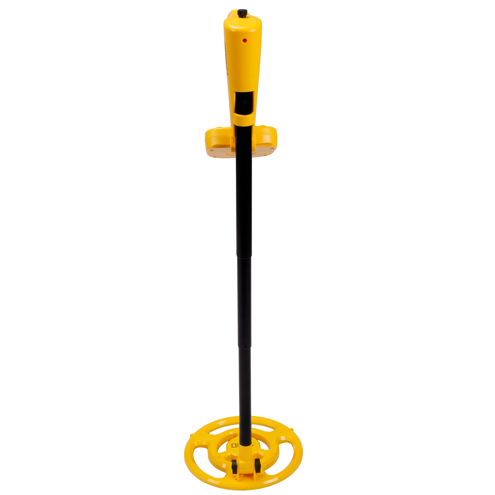 Un detector de metales amarillo y negro se encuentra vertical sobre un fondo blanco.