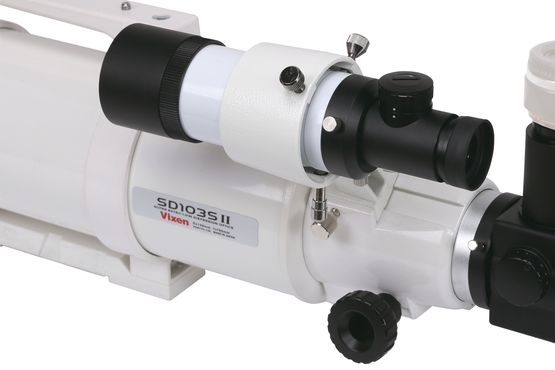 Primer plano de un telescopio blanco Vixen SD103S II con perillas negras y buscador.