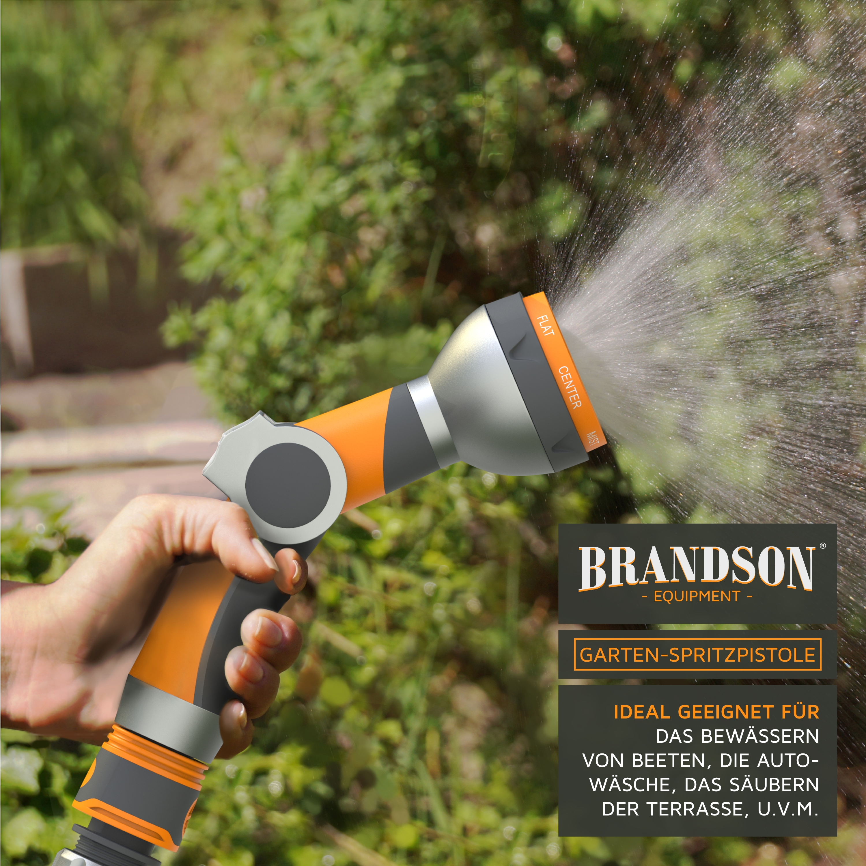 Eine Hand hält eine orange-graue Brandson Gartenspritzpistole, die Wasser in einen Garten sprüht.