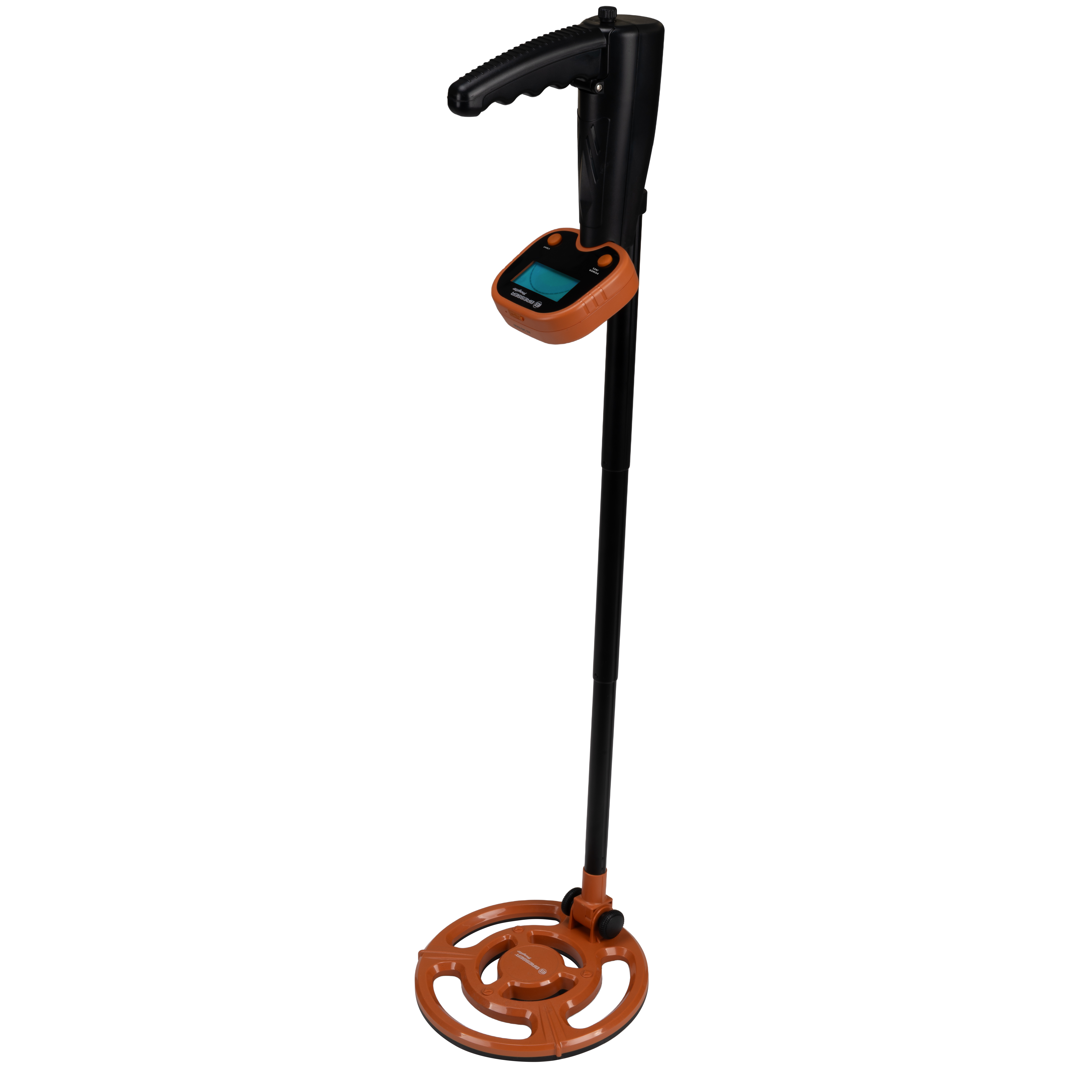 Un detector de metales negro y naranja con pantalla LCD, vástago ajustable y bobina redonda en fondo blanco.