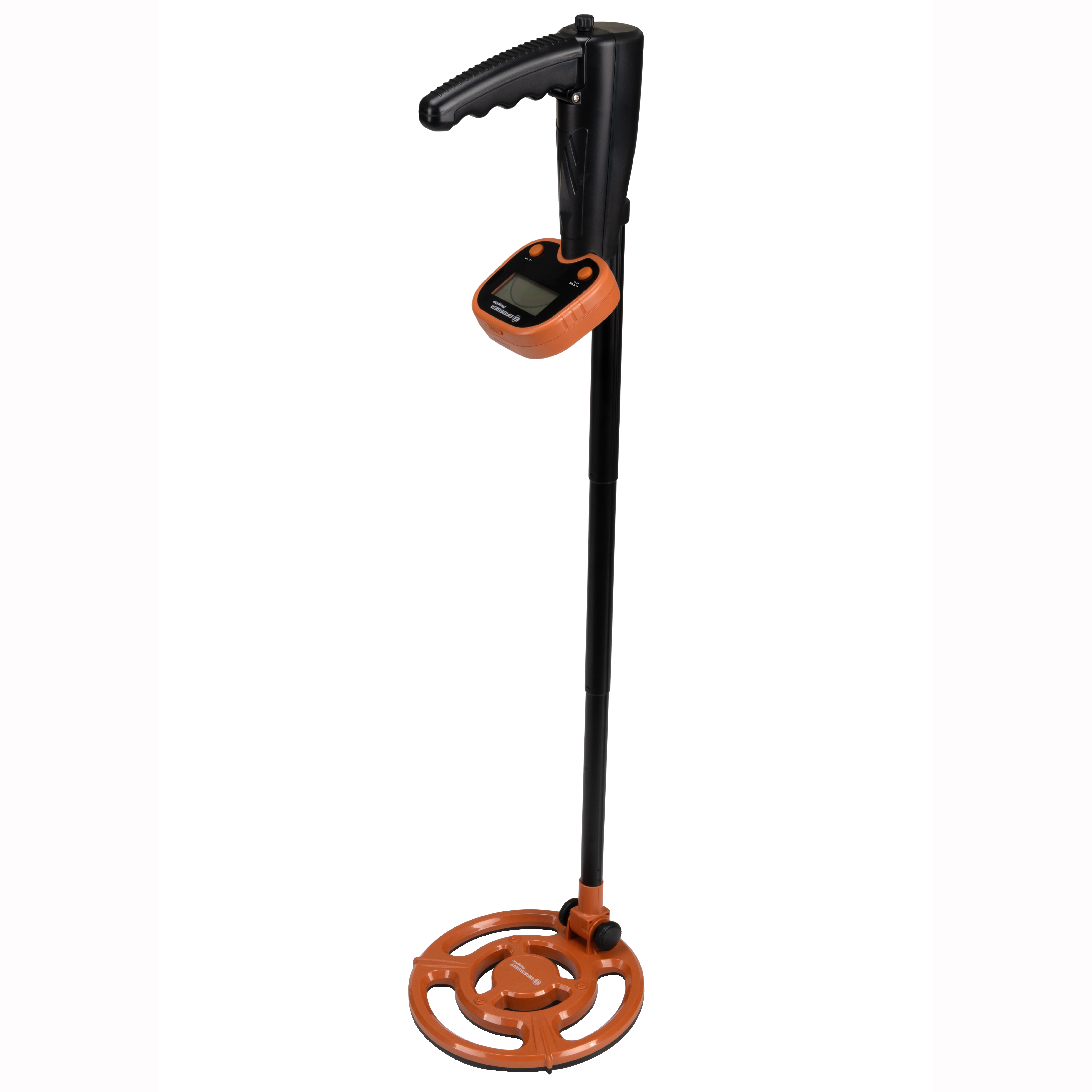 Un detector de metales negro y naranja sobre fondo blanco, con bobina redonda, pantalla digital y mango.