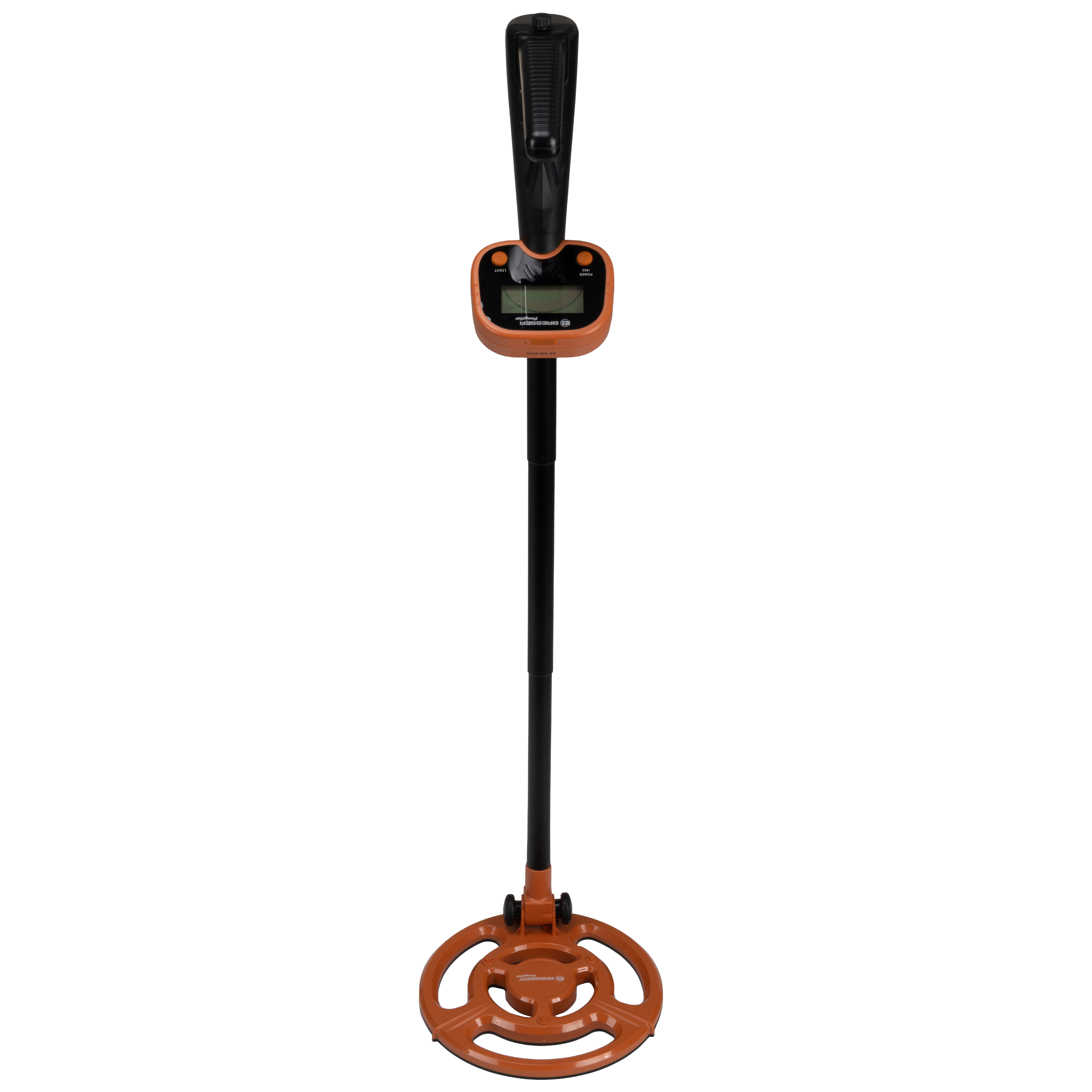 Un detector de metales negro y naranja con mango largo, pantalla digital y bobina redonda sobre fondo blanco.