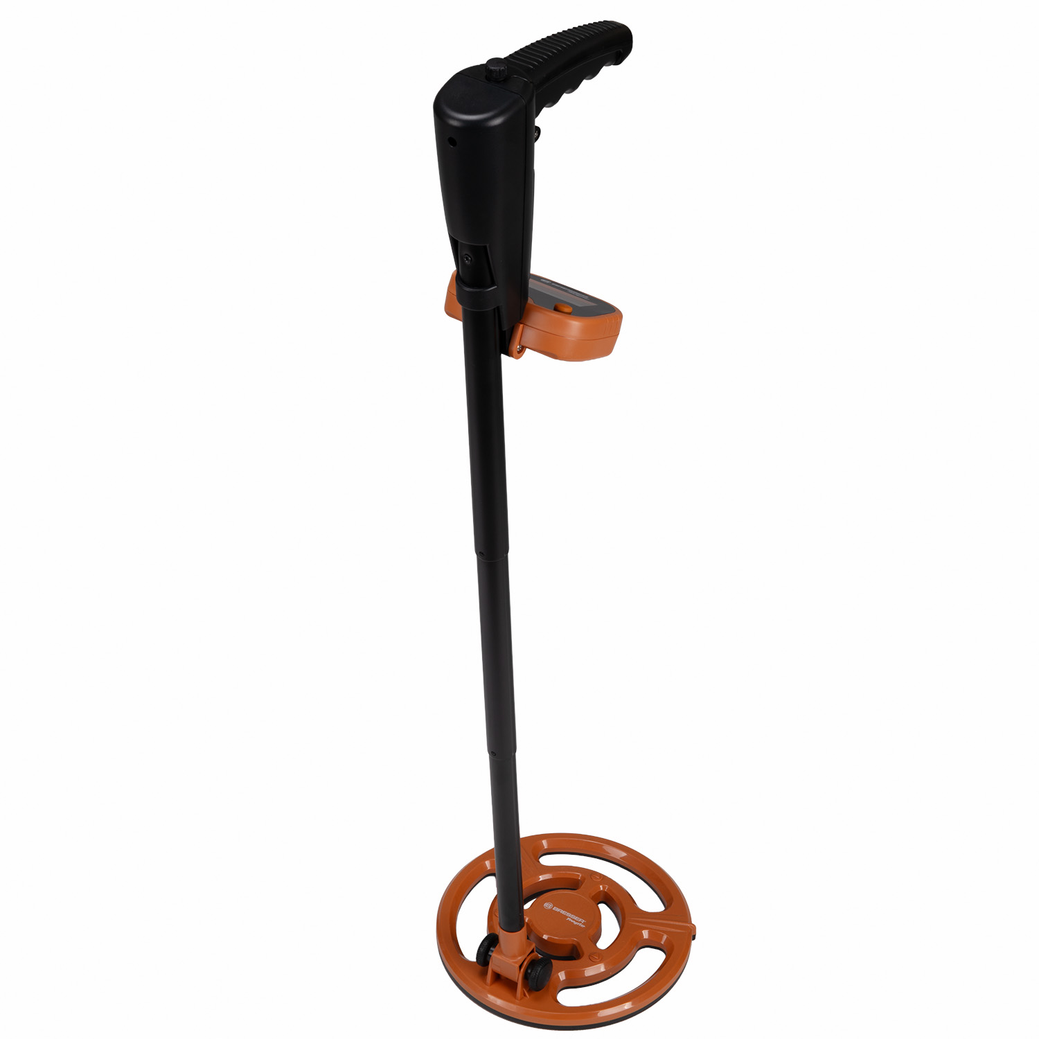 Un detector de metales negro y naranja con bobina redonda y pantalla digital sobre fondo blanco.