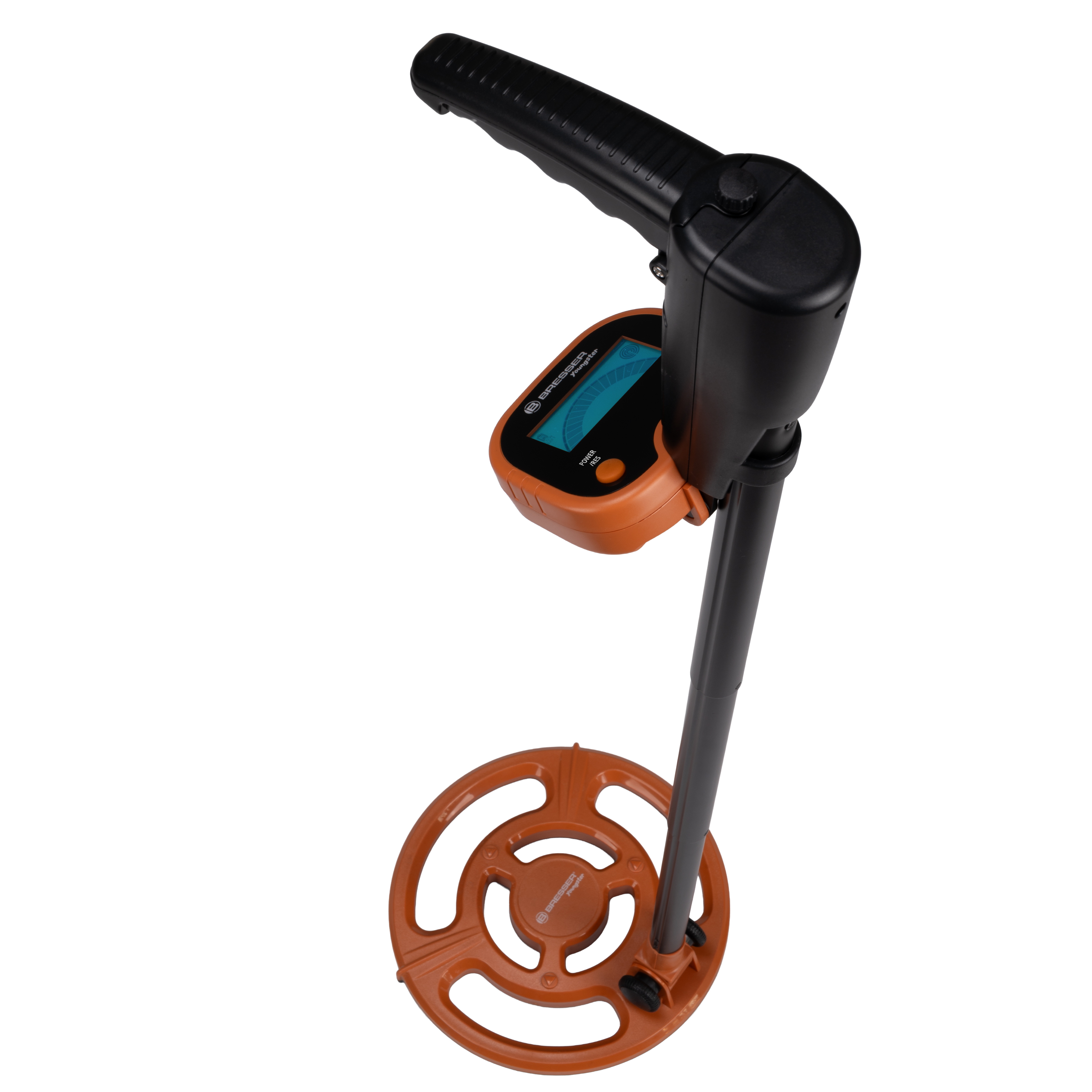 Un detector de metales naranja y negro con mango, pantalla y bobina redonda sobre fondo blanco.