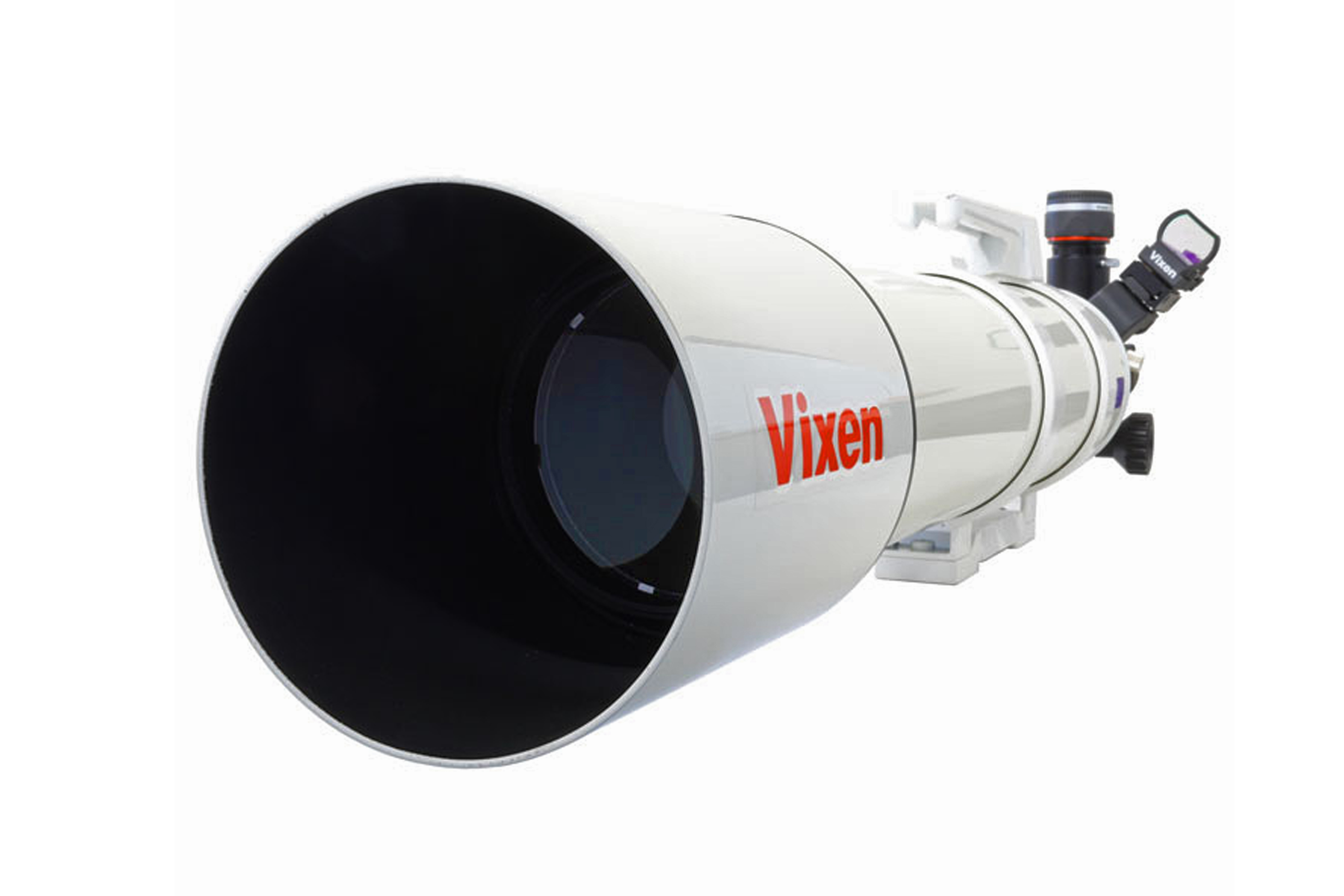 Un telescopio Vixen blanco con un gran parasol sobre un fondo blanco.