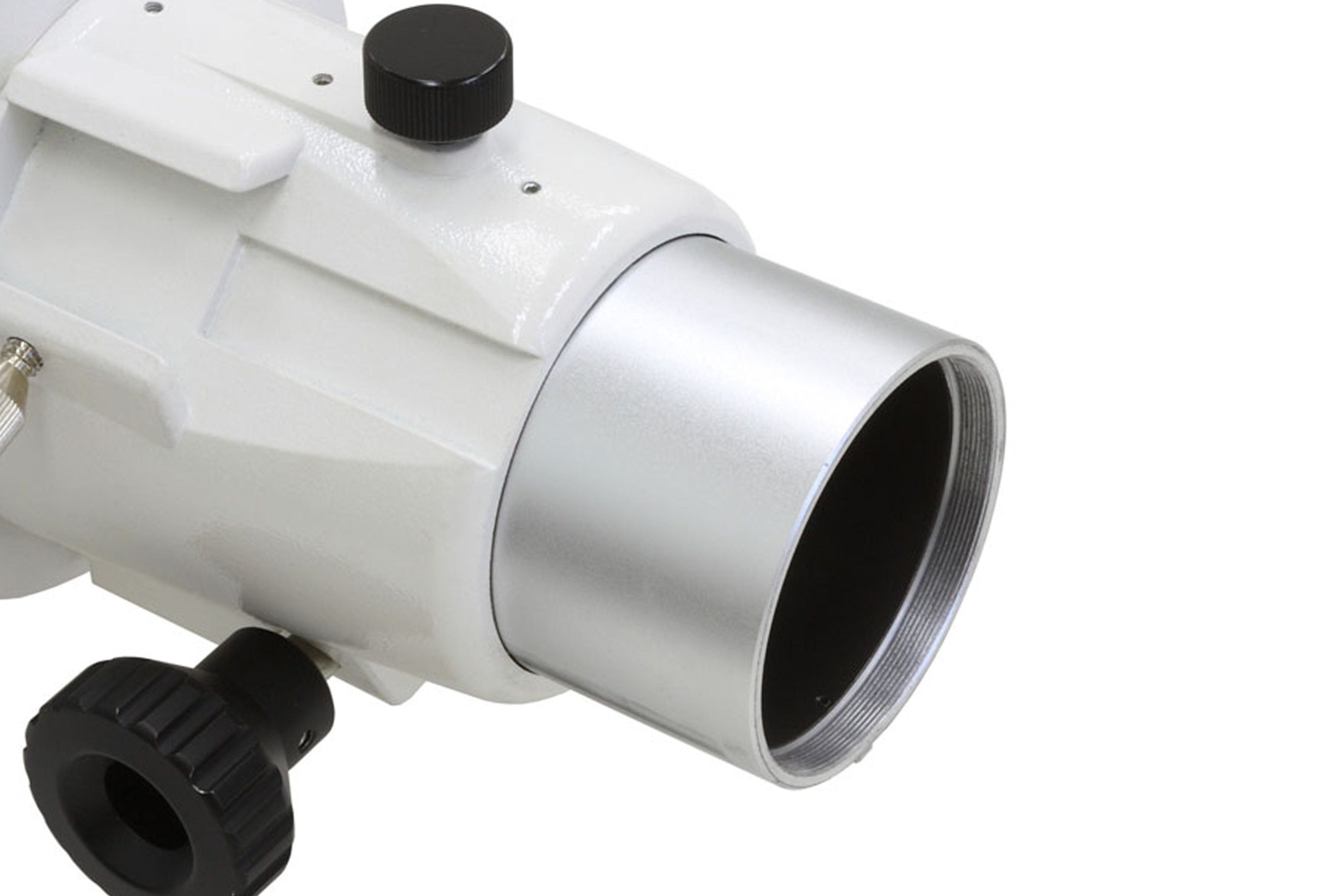 Primer plano de un enfocador de telescopio blanco con tubo plateado y perillas de ajuste negras.