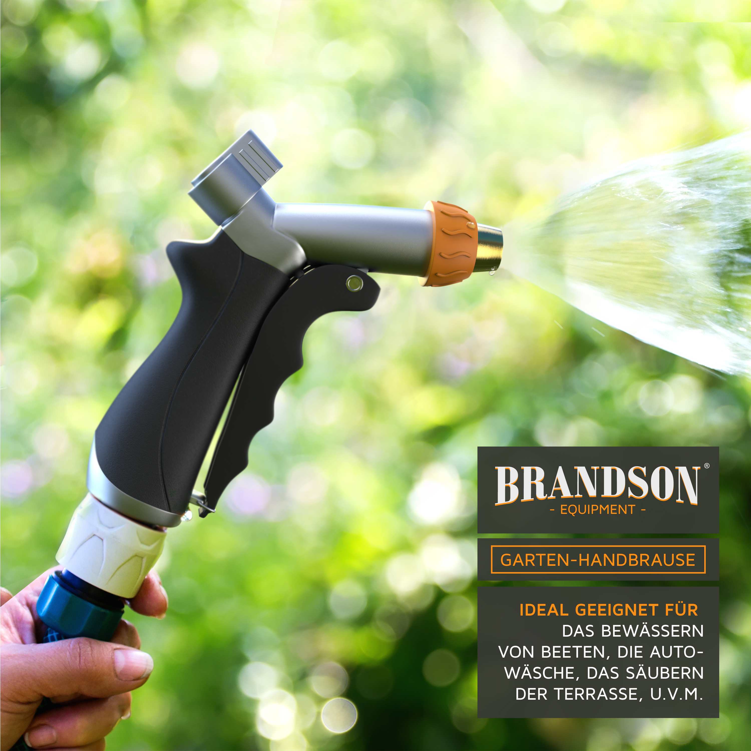 Eine Hand hält eine Brandson Garten-Handbrause, die Wasser vor grünem Hintergrund sprüht.