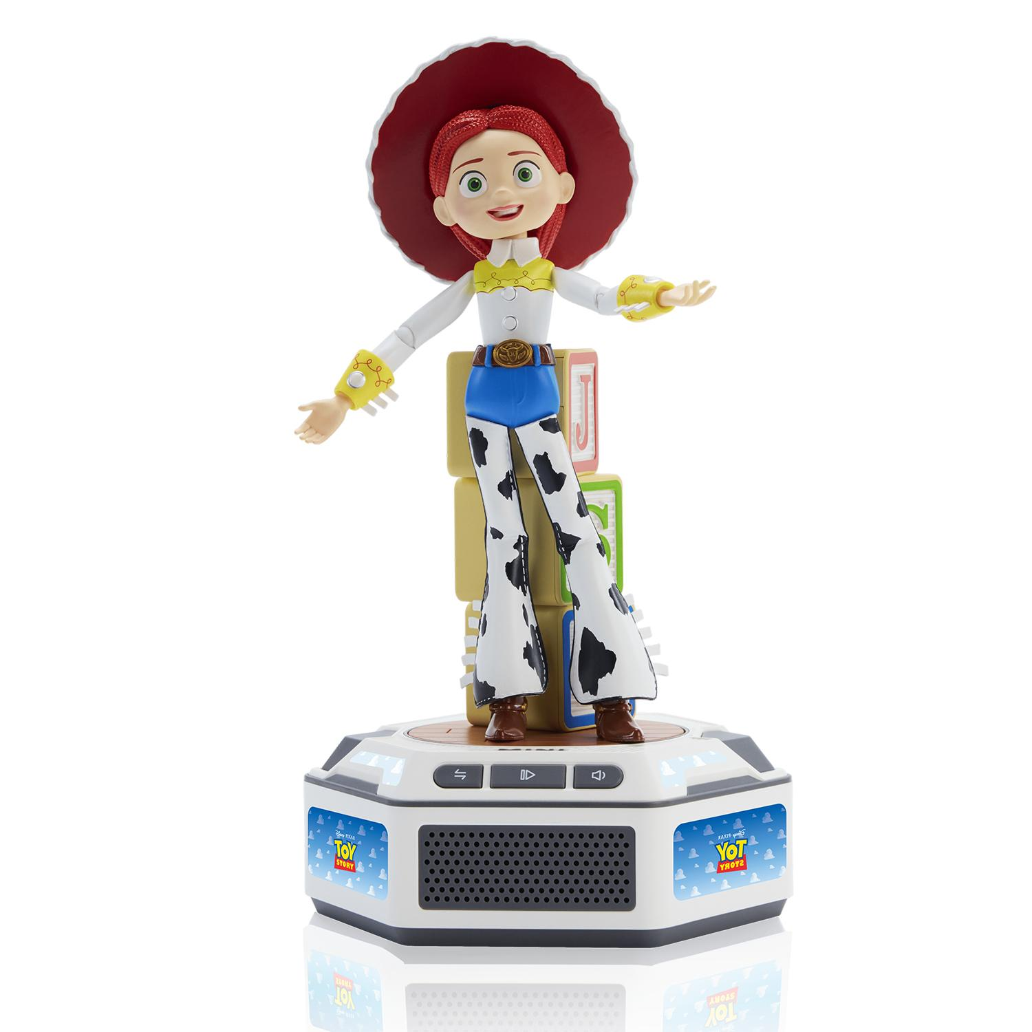 Figura de acción de Jessie de Toy Story sobre una base de altavoz redonda con bloques.