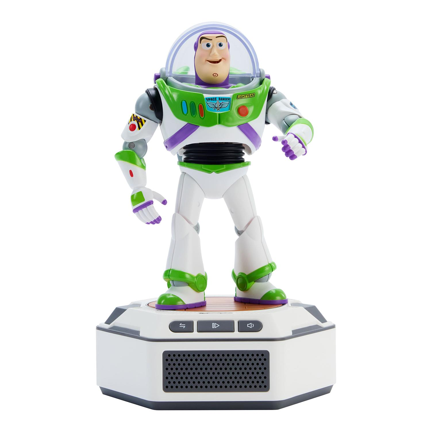 Figura de acción de Buzz Lightyear de pie sobre un pedestal redondo con altavoz y botones.