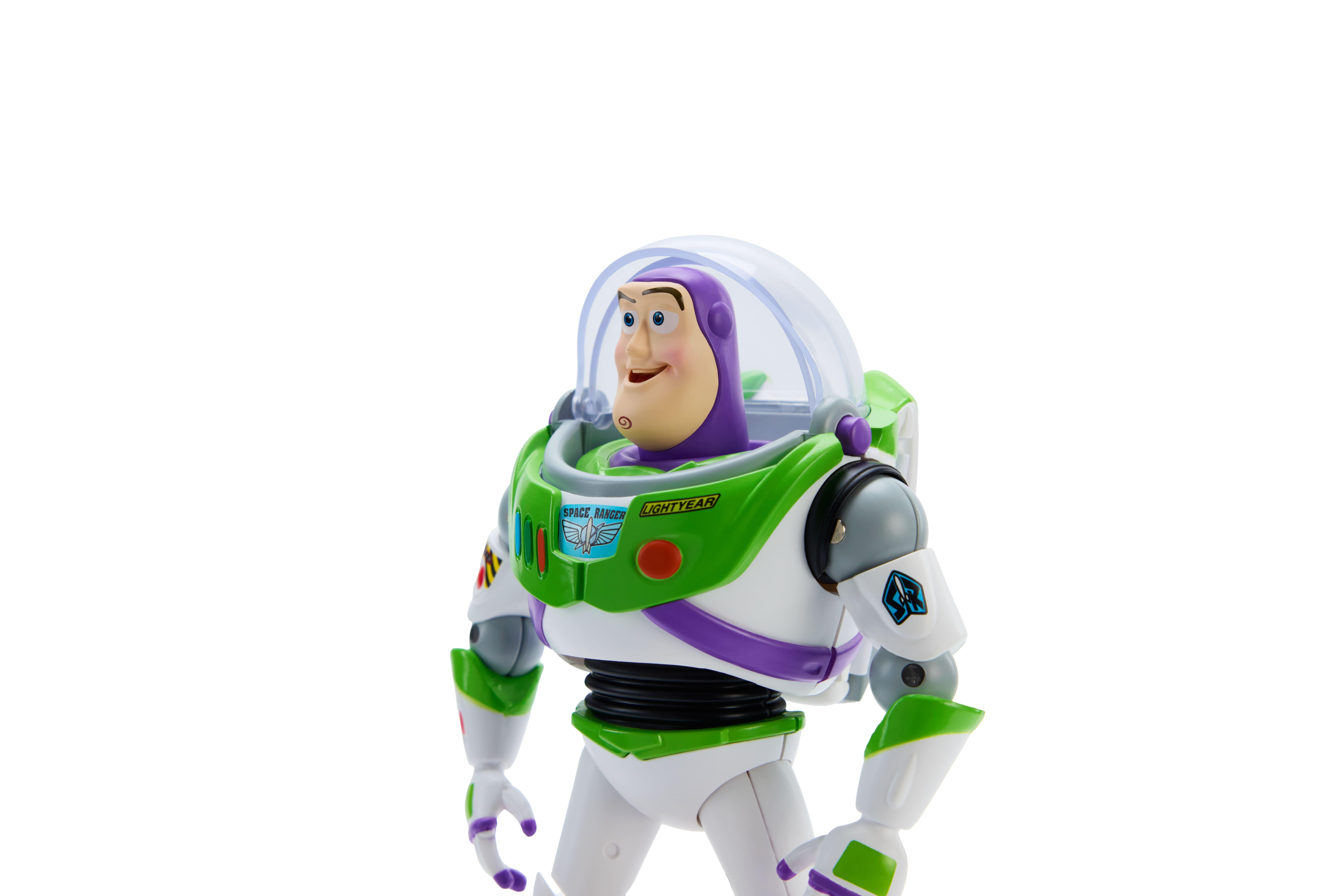 Figura de acción de Buzz Lightyear con traje espacial sobre fondo blanco.