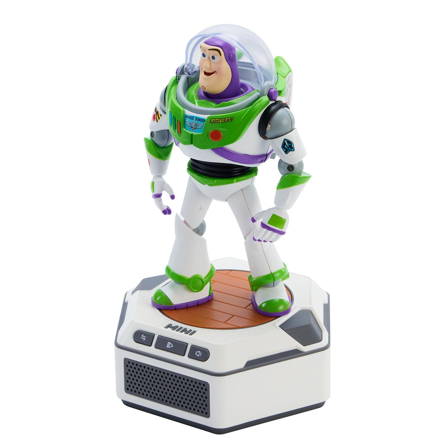 Una figura de acción de Buzz Lightyear se encuentra sobre una base de altavoz blanca con botones de control.