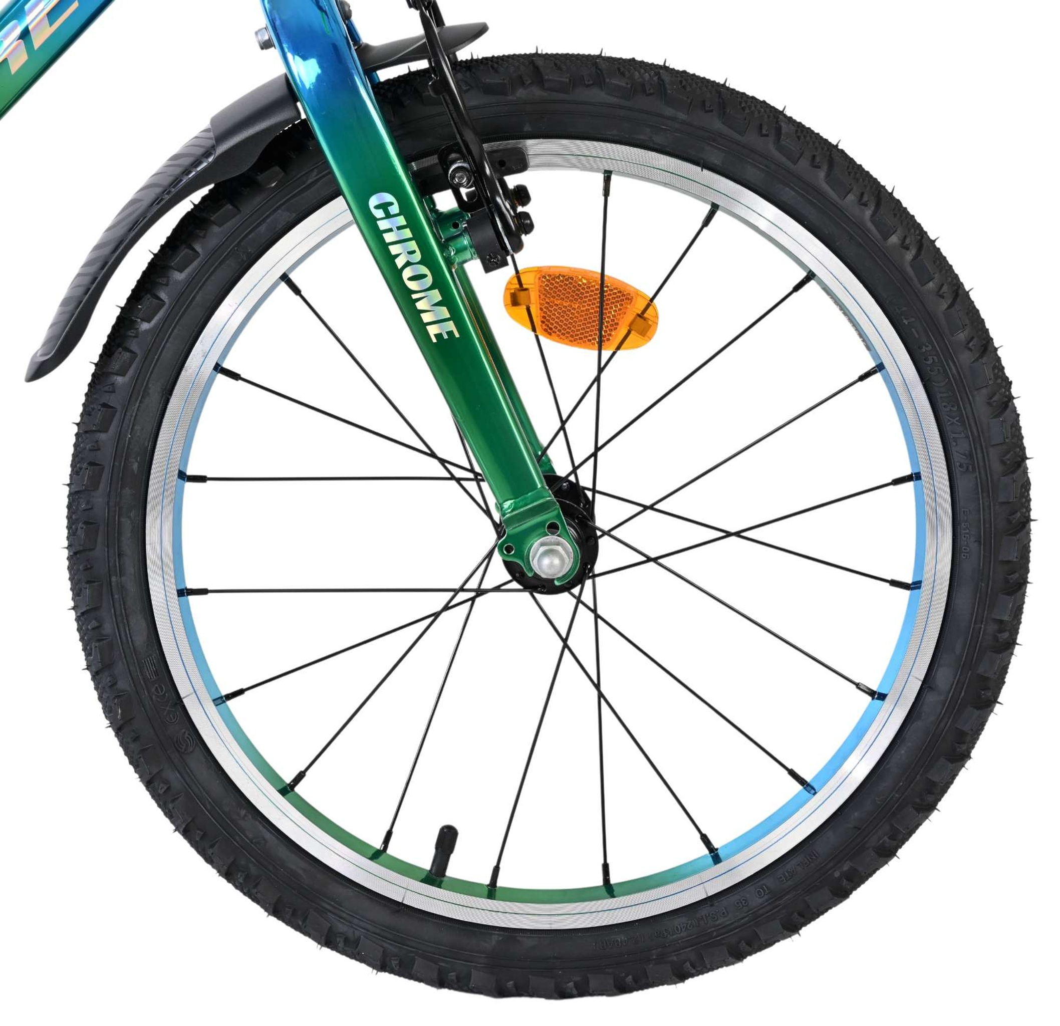 Nahaufnahme des Vorderrads eines Kinderfahrrads mit grün-blauem Rahmen, schwarzem Reifen und orangefarbenem Reflektor.
