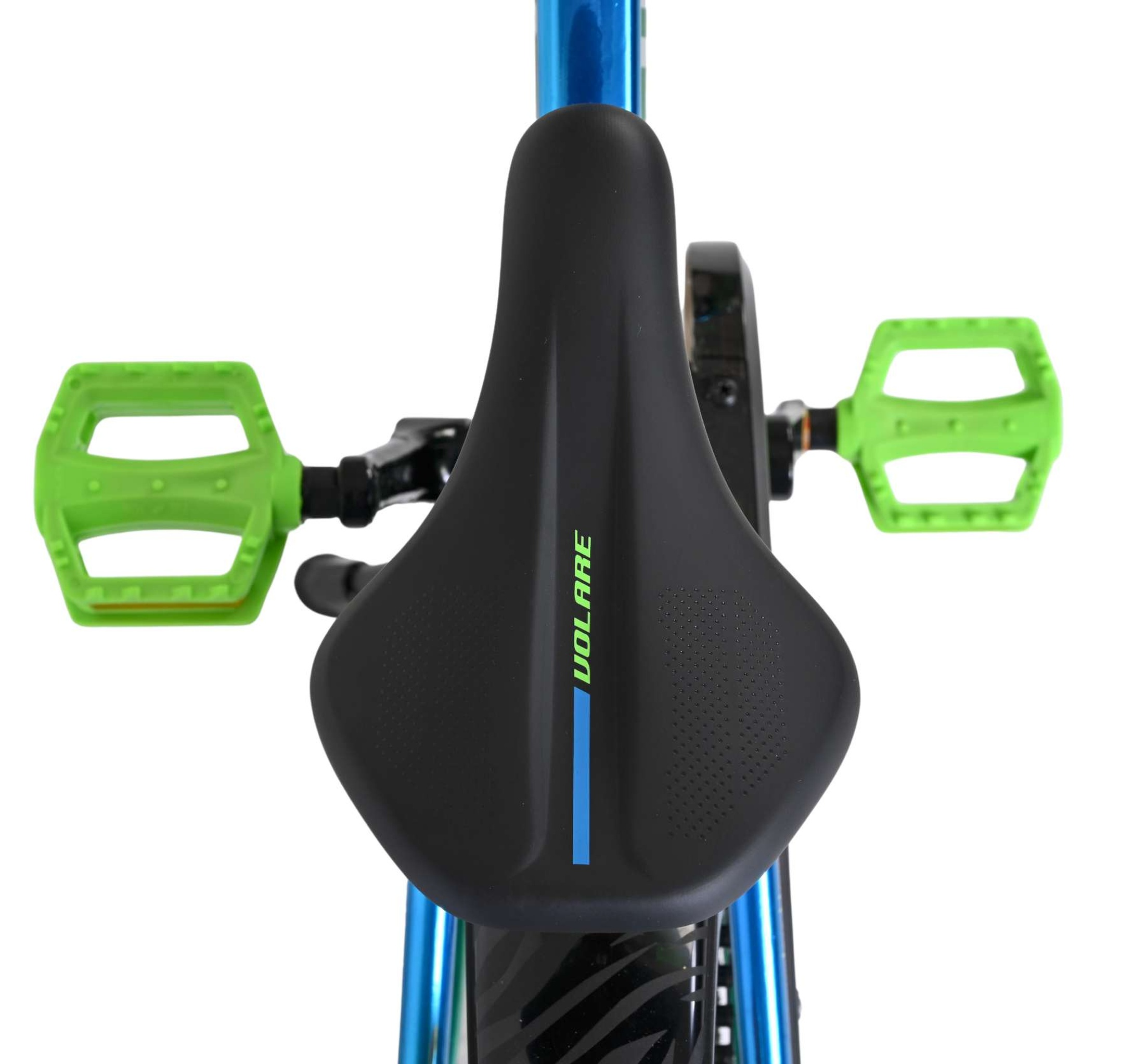 Ein schwarzer Fahrradsattel mit Volare-Aufschrift, blauer Rahmen und grüne Pedale auf weißem Grund.