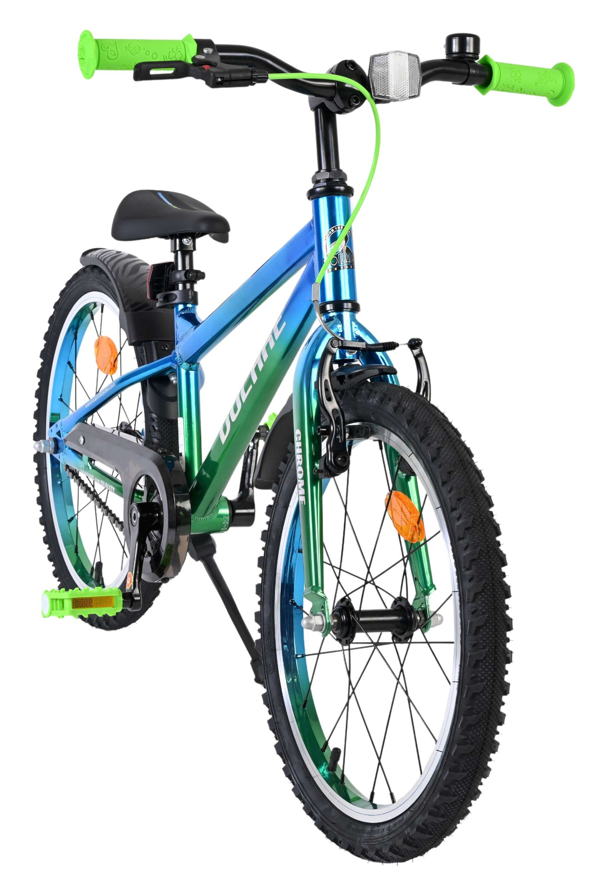 Ein blau-grünes Kinderfahrrad mit hellgrünen Griffen, Reflektoren und Stollenreifen auf weißem Hintergrund.