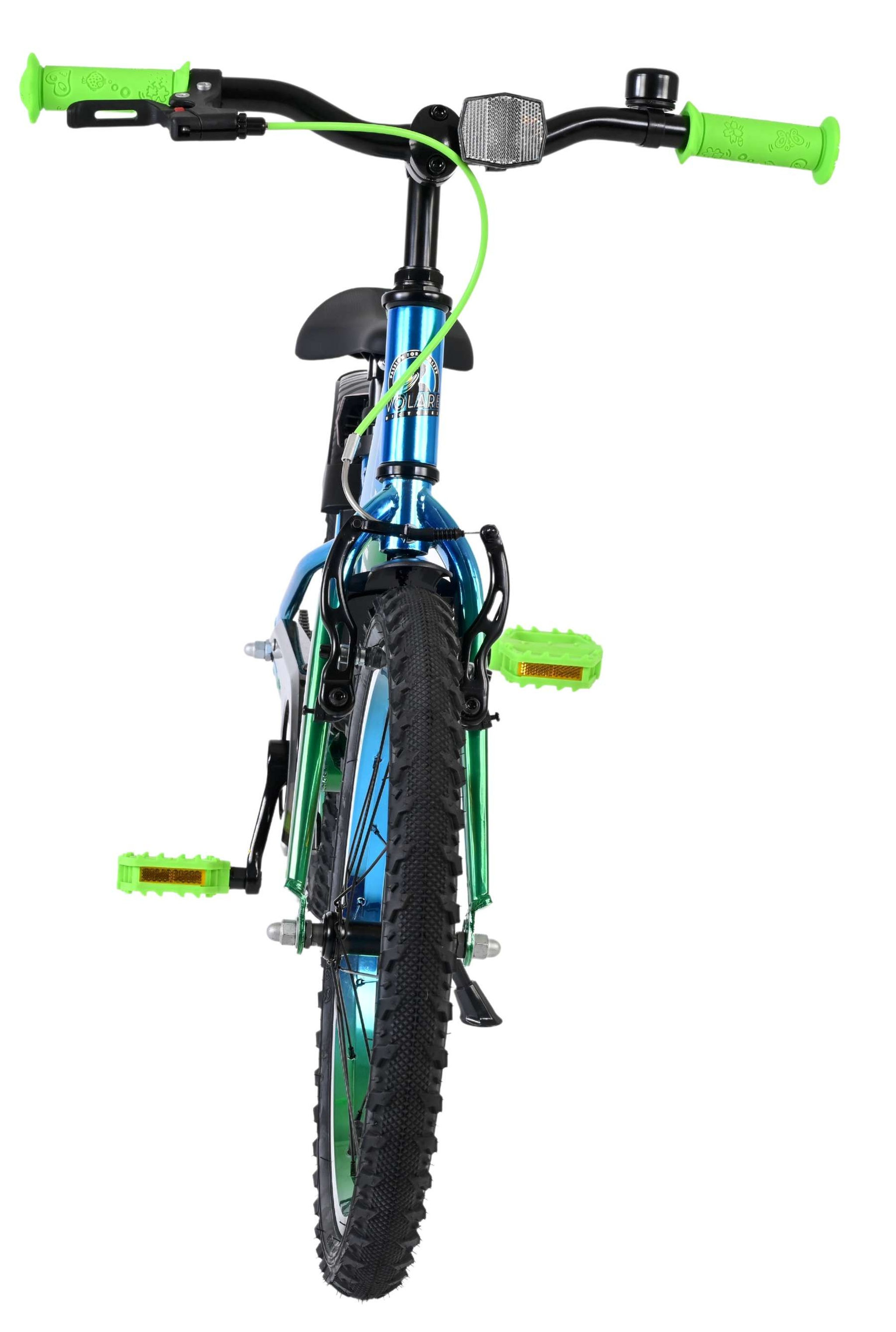 Vorderansicht eines blauen Kinderfahrrads mit grünen Griffen, Pedalen und Bremskabel vor weißem Hintergrund.