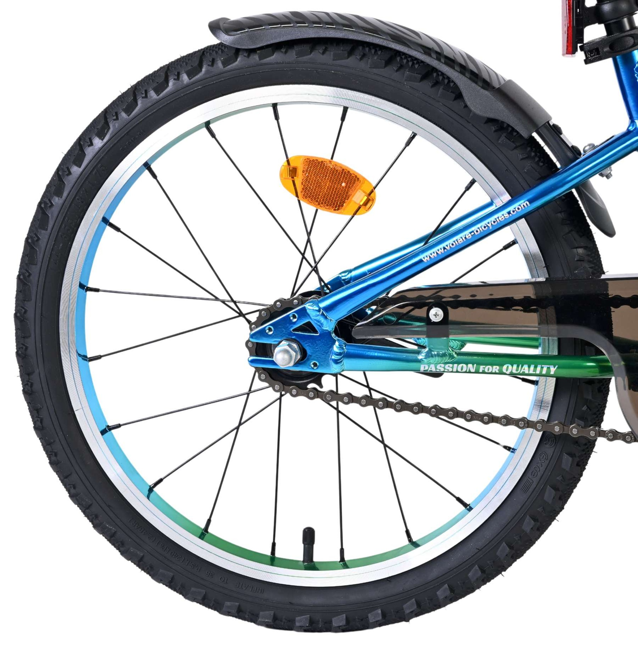 Nahaufnahme des blauen Hinterrads eines Fahrrads mit Kette und orangefarbenem Reflektor auf weißem Hintergrund.