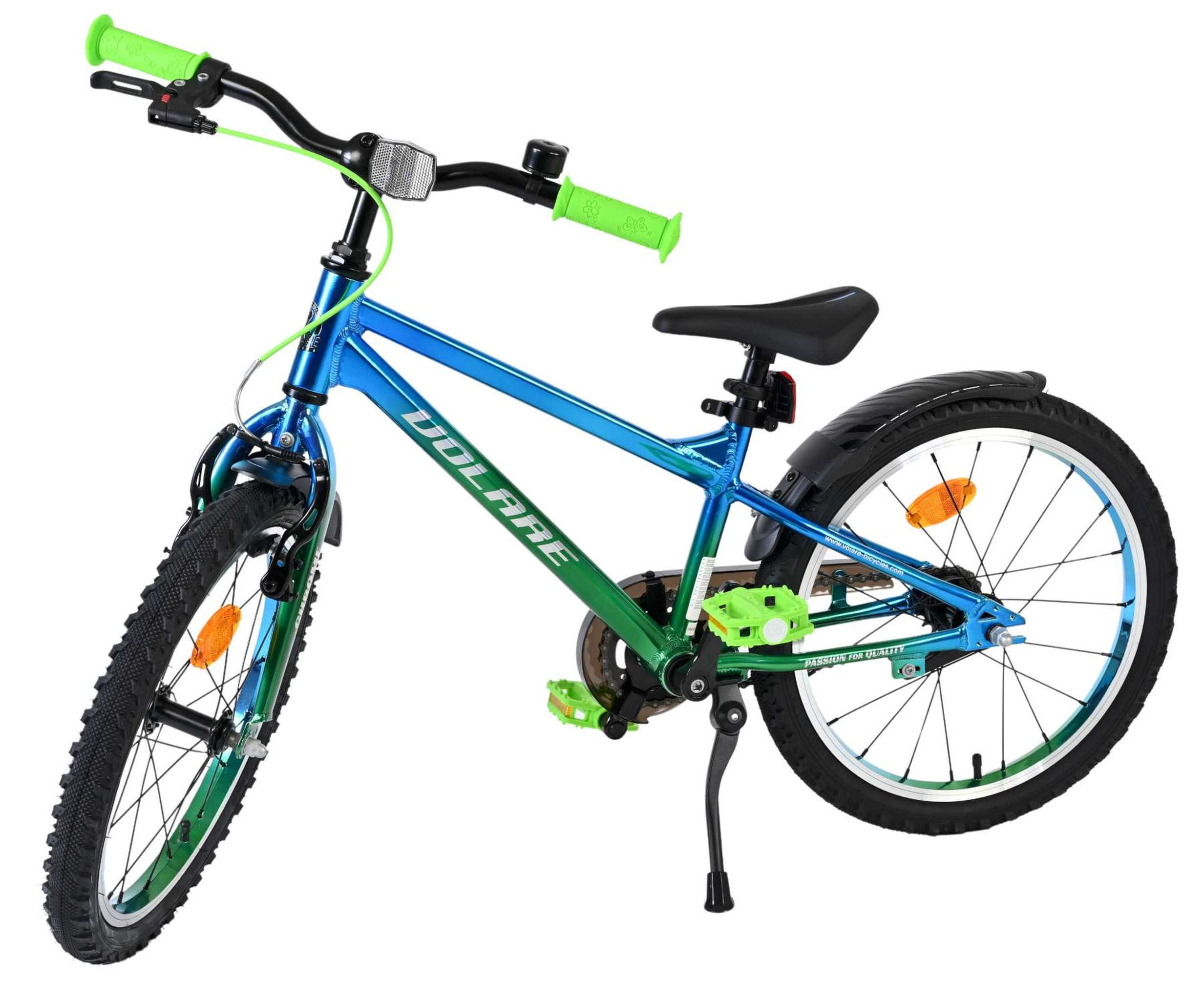 Ein blau-grünes Kinderfahrrad mit hellgrünen Griffen und Pedalen steht auf weißem Grund.