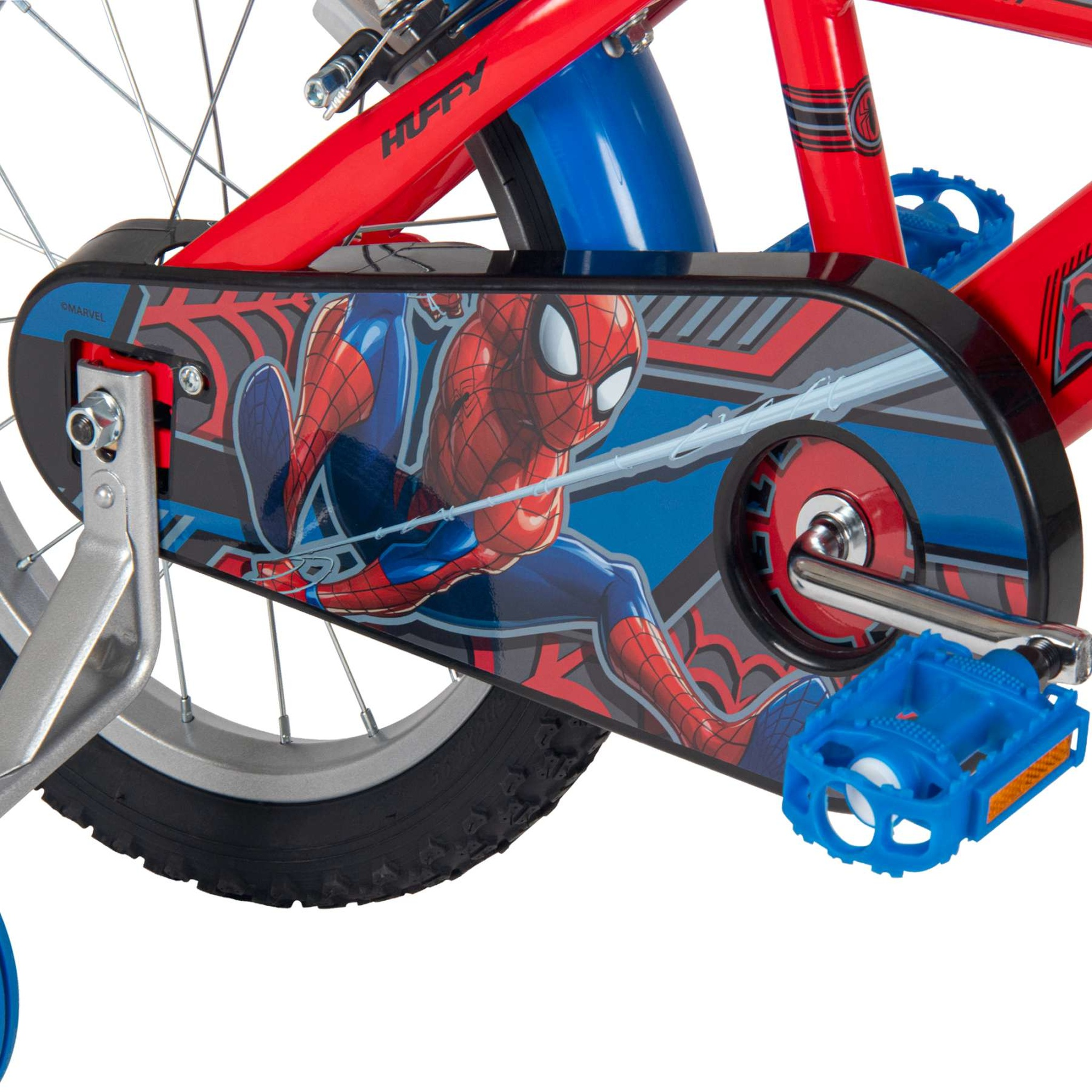Ein rot-blaues Huffy Kinderfahrrad hat einen Kettenschutz mit Spiderman-Grafik.