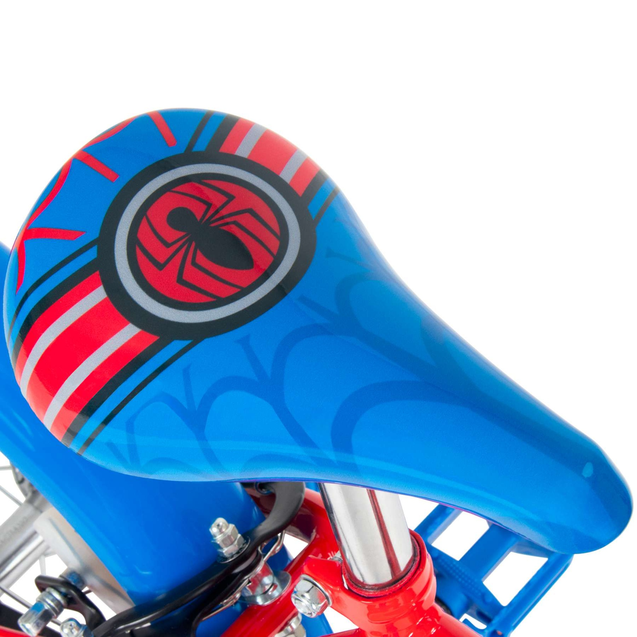 Ein blauer Fahrradsitz mit rotem Spinnenmotiv auf weißem Hintergrund.