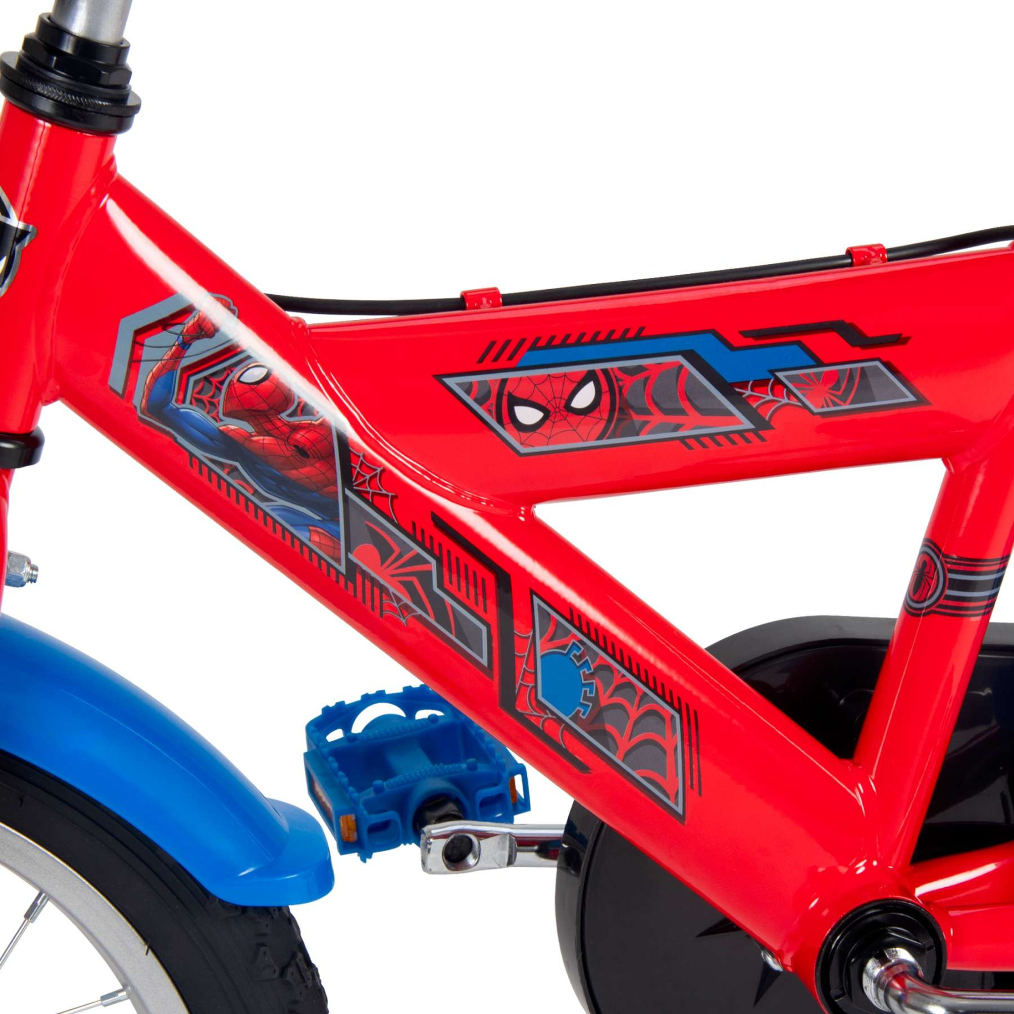 Ein rotes Kinderfahrrad mit blauen Akzenten und Spider-Man-Aufklebern auf dem Rahmen.