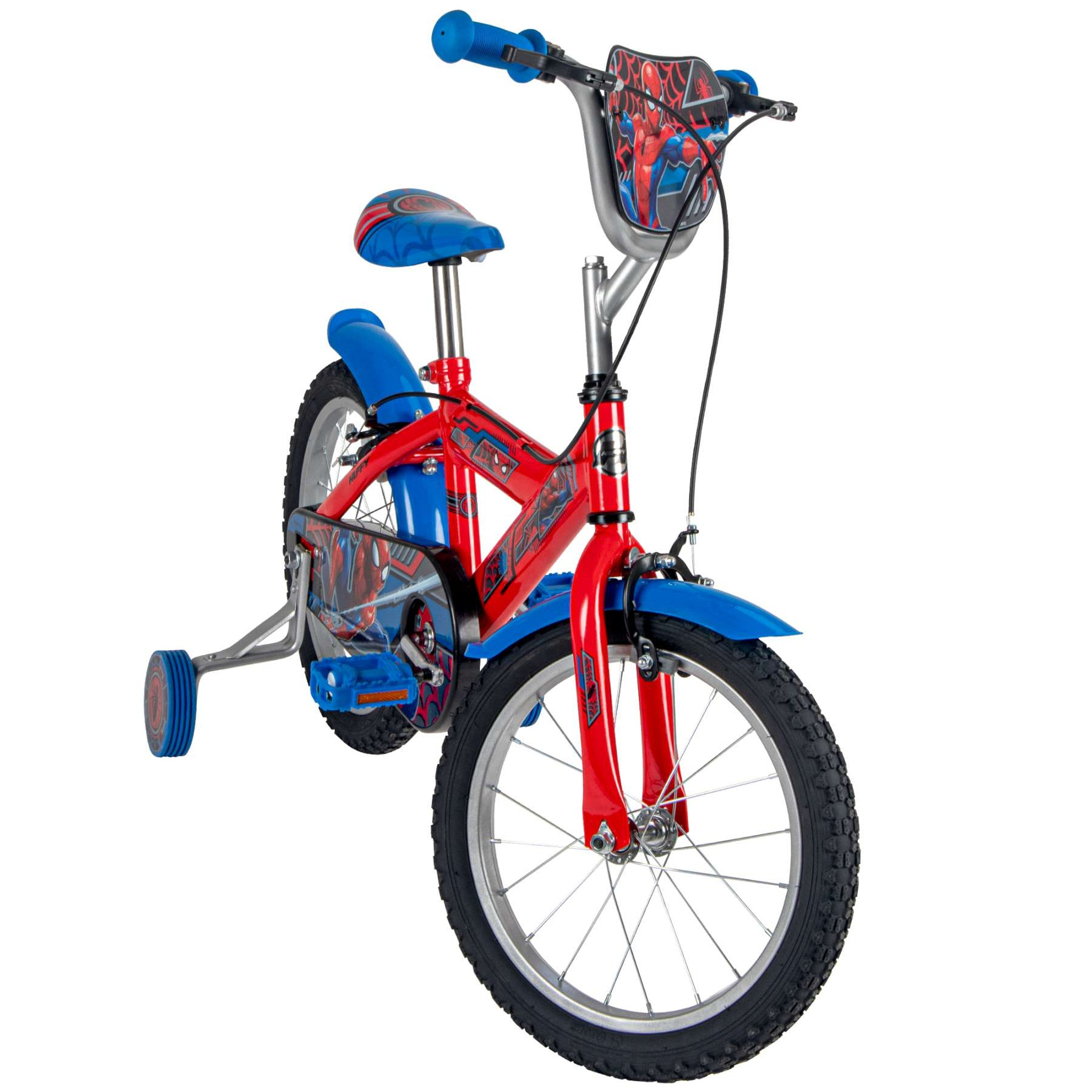 Ein rotes und blaues Spiderman Kinderfahrrad mit Stützrädern vor weißem Hintergrund.