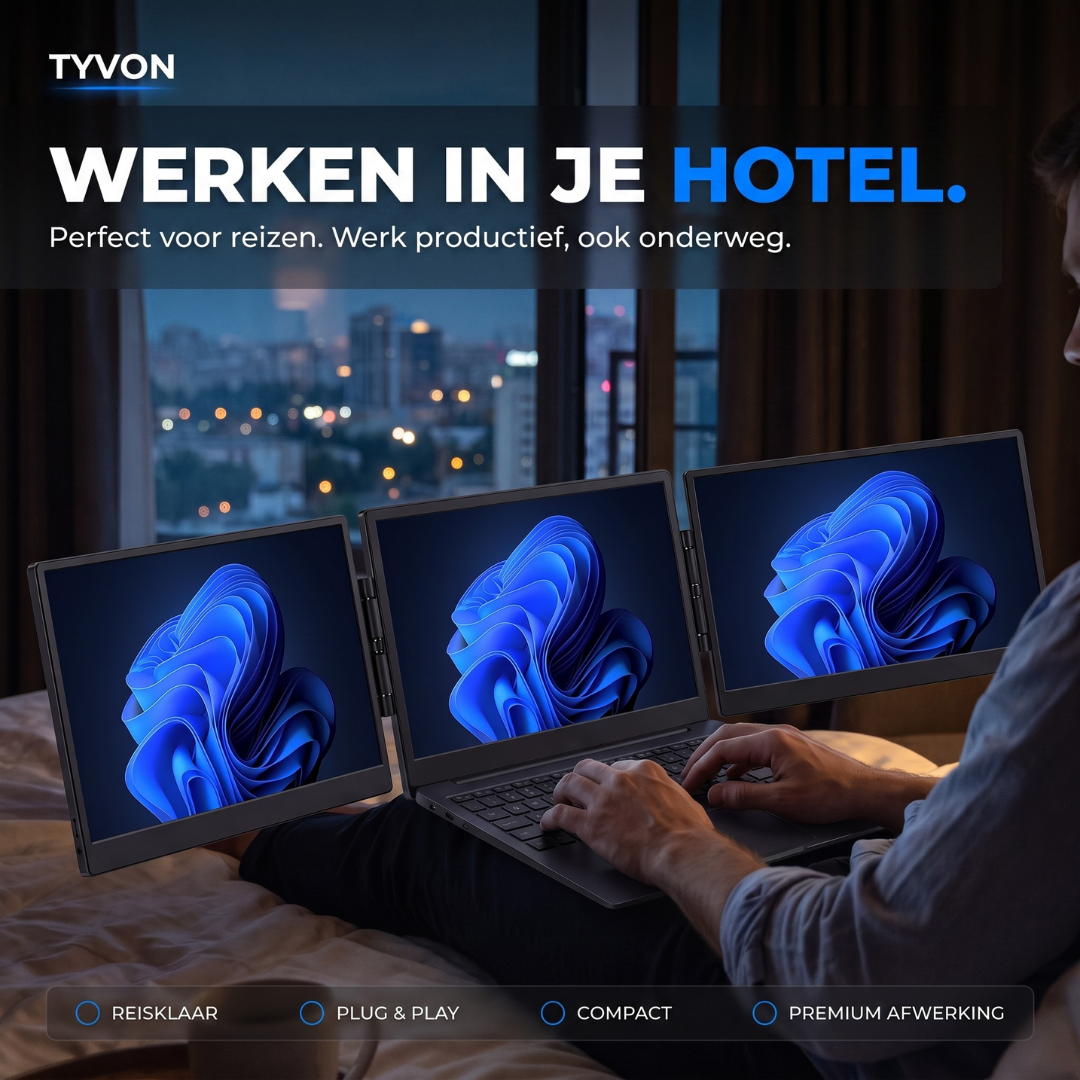 Iemand werkt 's nachts in een hotelkamer op een laptop met drie schermen.