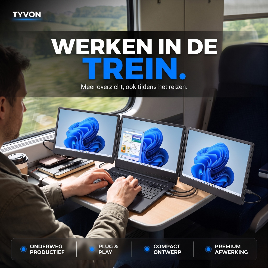 Een man werkt op een laptop met drie schermen aan een treintafel.