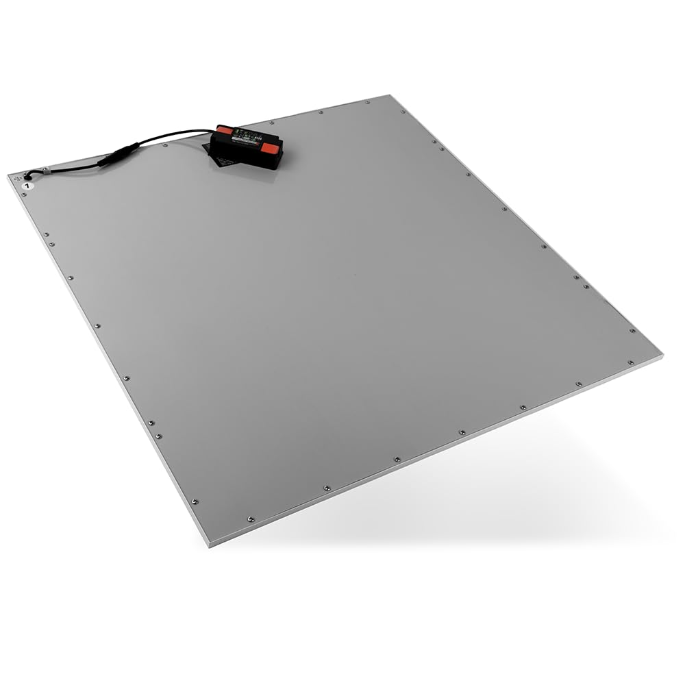 Un pannello metallico grigio quadrato con viti visibili sul bordo e un piccolo dispositivo nero nell'angolo.