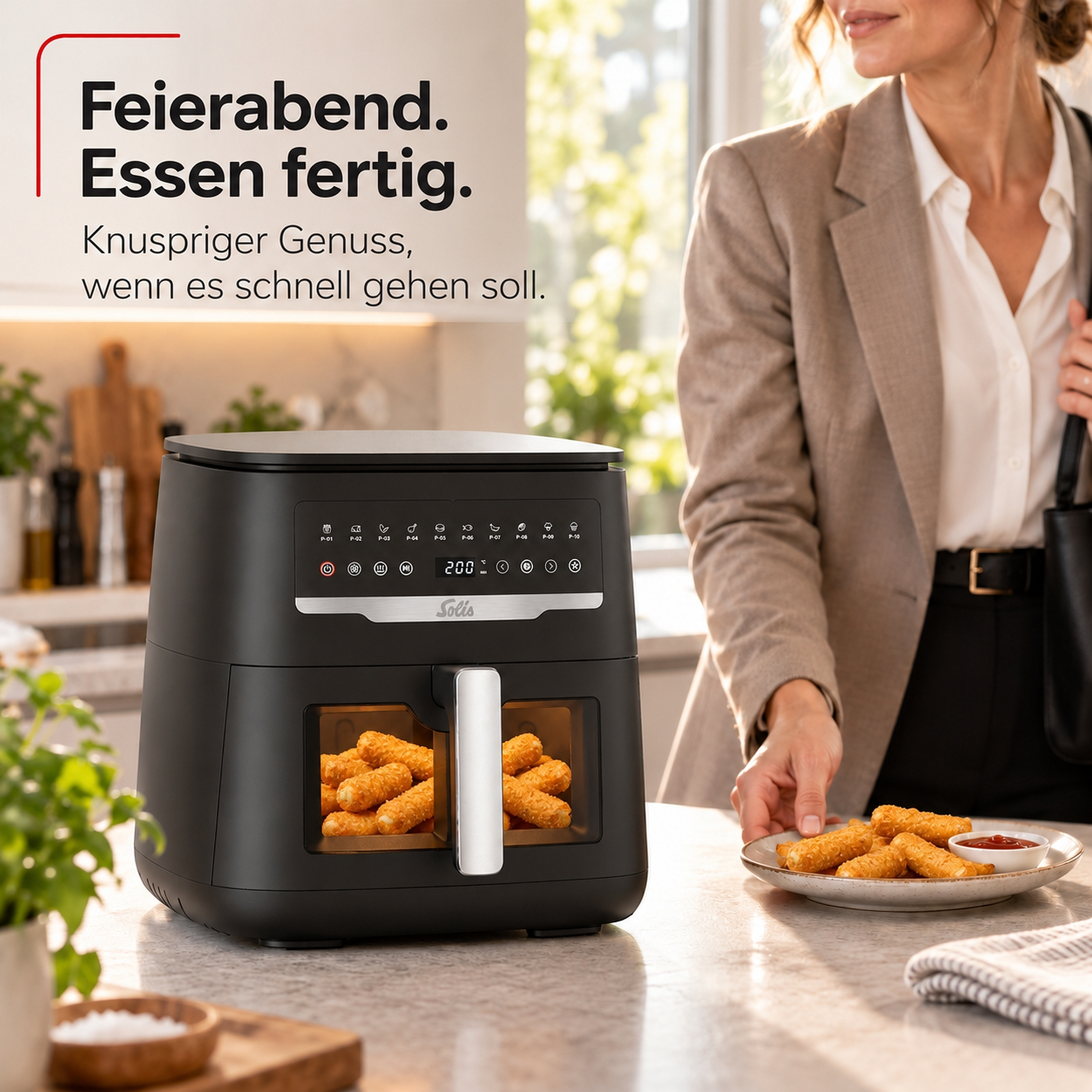 Eine Frau platziert einen Teller mit frittierten Snacks neben einer schwarzen Heißluftfritteuse in einer Küche.
