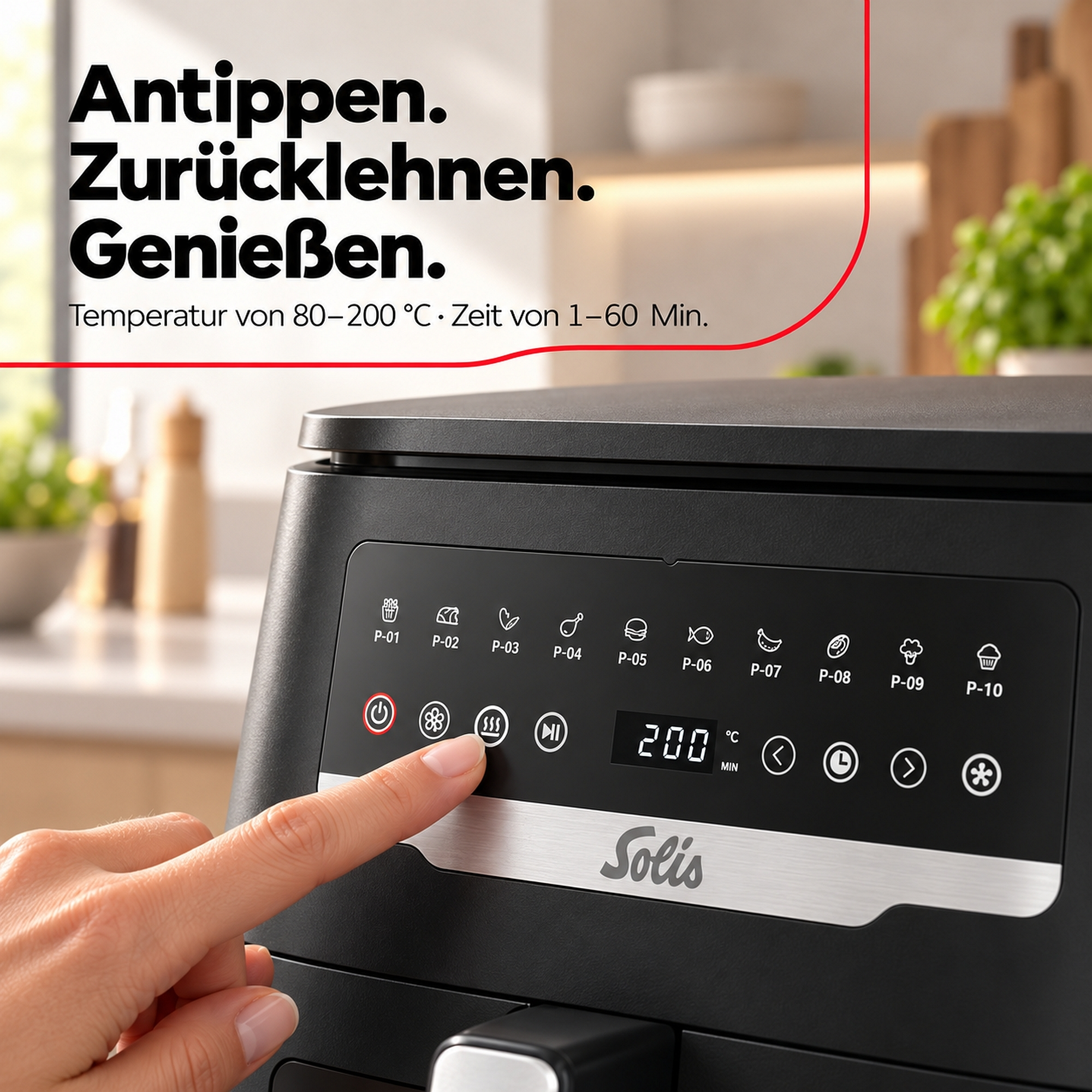 Ein Finger berührt das Touch-Display einer Solis Heißluftfritteuse, im Hintergrund eine helle Küche.