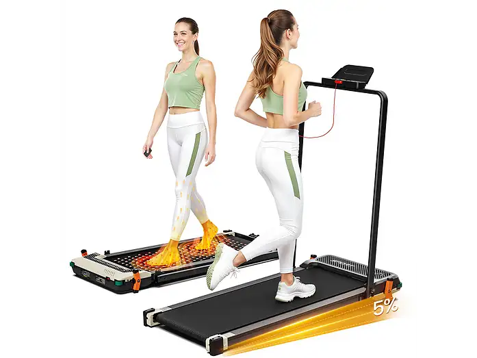 Una mujer en ropa deportiva usa una caminadora con 5% de inclinación y otra con reflexología podal.