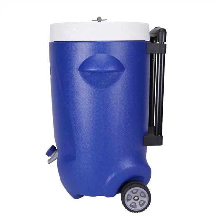 Ein blauer und weißer Wasserkocher mit Rädern und Griff auf weißem Hintergrund.