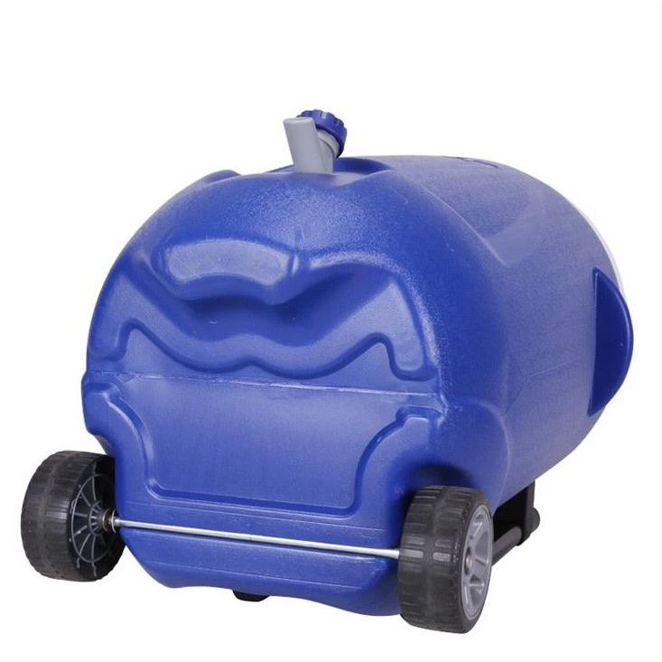 Ein blauer, rollbarer Wassertank mit zwei schwarzen Rädern und einem grauen Auslass auf einer weißen Hintergrund.