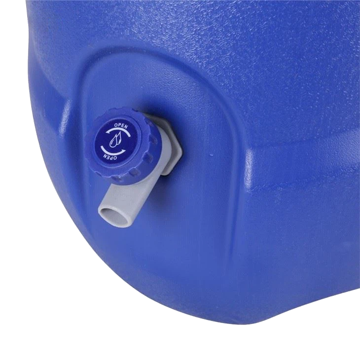 Ein blauer Wassertank mit einem blauen und grauen Auslassventil.