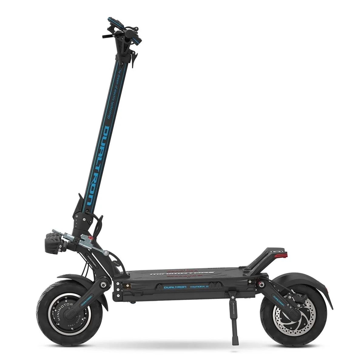Beyaz arkaplanda mavi detaylı, geniş basamaklı, kalın tekerlekli ve ayaklıklı siyah Dualtron elektrikli scooter.