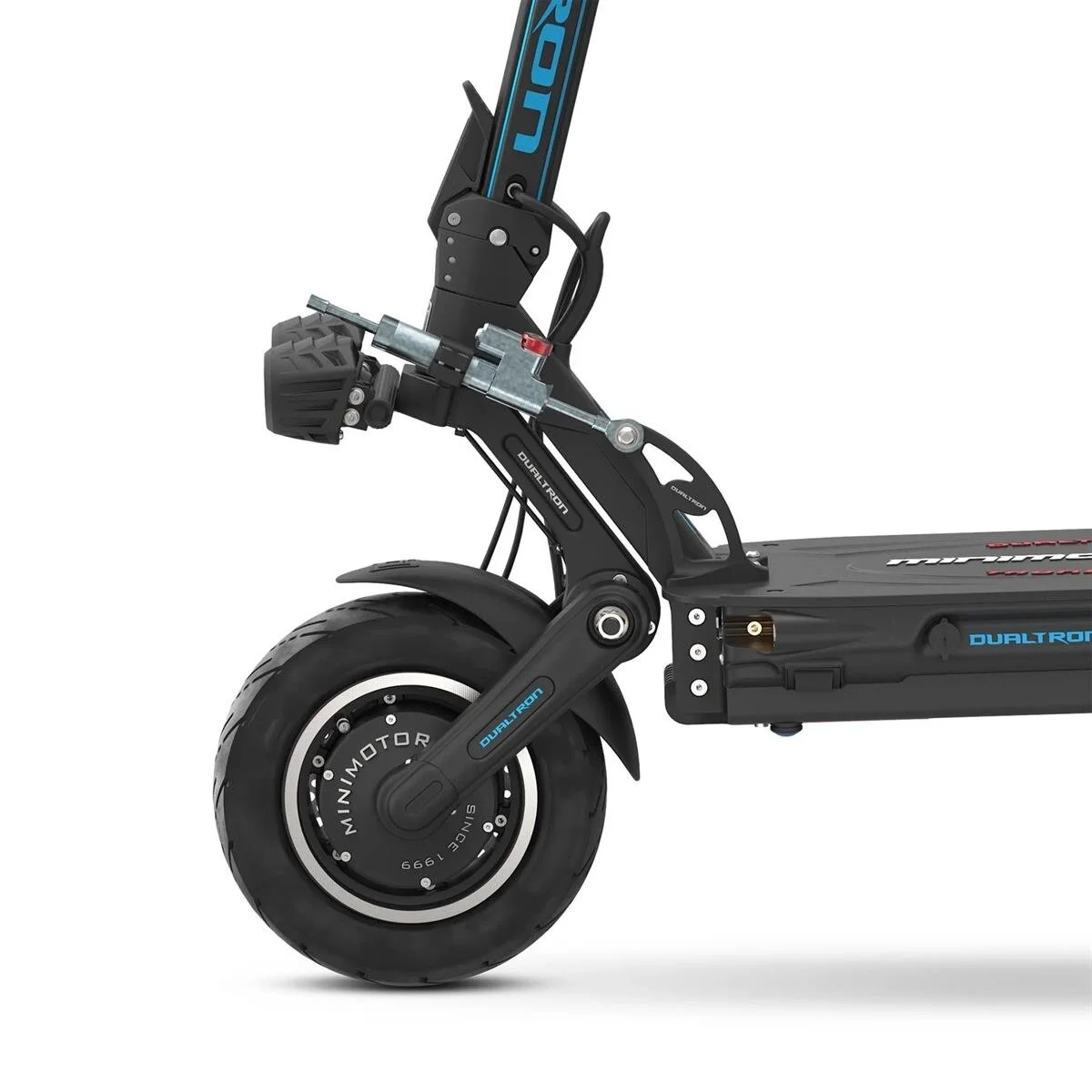 Beyaz arka planda siyah bir Dualtron elektrikli scooter'ın ön tekerleği, süspansiyonu ve güvertesinin yakın çekimi.